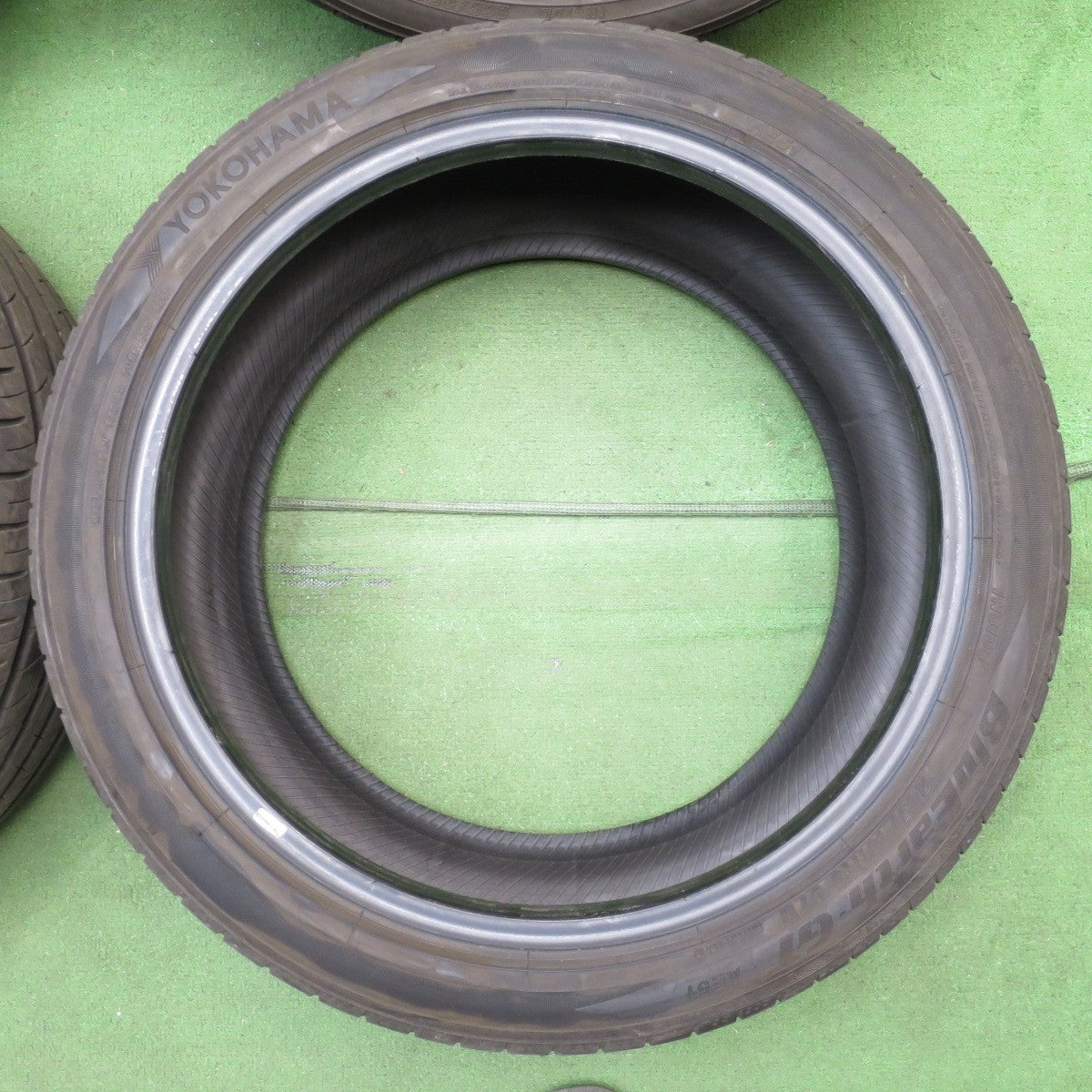 *送料無料* バリ溝！23年！9.5分以上★245/40R18 265/35R18 ヨコハマ BluEarth-GT AE51 タイヤ 18インチ ベンツ BMW 等★4050605KKノタ