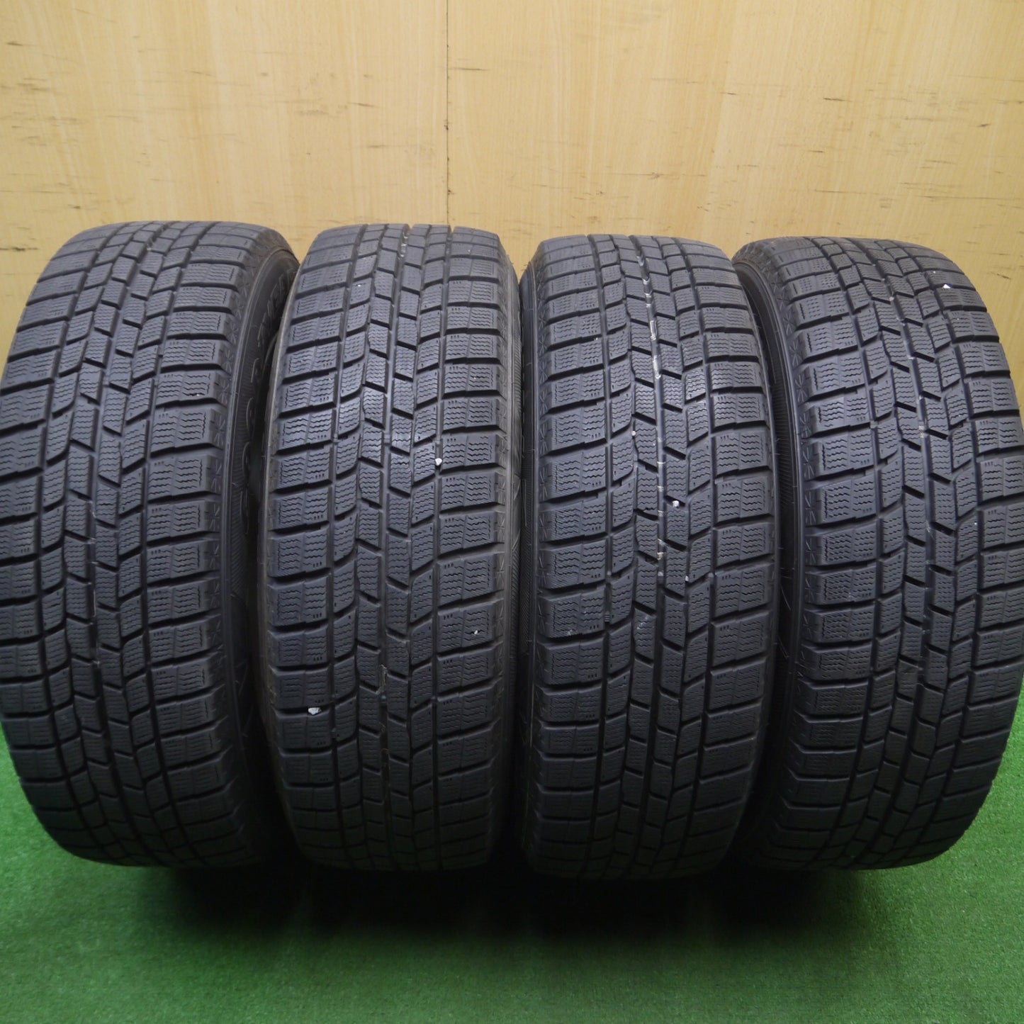 [送料無料] バリ溝！キレイ！9.5分以上★スタッドレス 215/60R17 グッドイヤー アイスナビ6 JOKER ジョーカー 17インチ PCD114.3/5H★4112204Hス