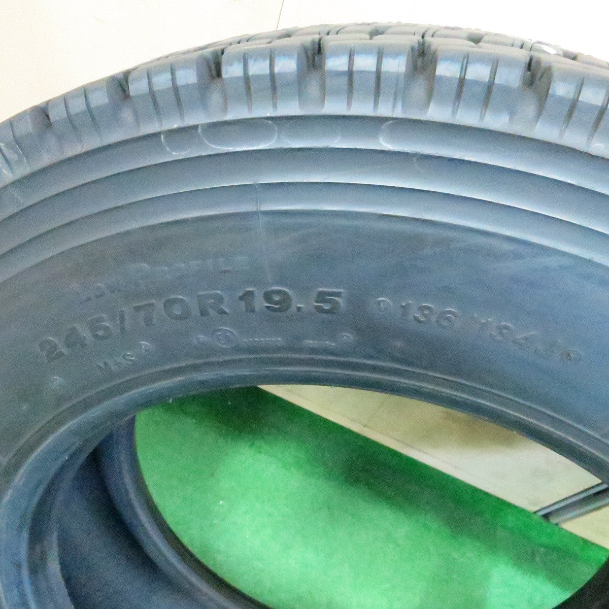 *送料無料* バリ溝！23年！9.5分★トラック タイヤ 245/70R19.5 136/134J スタッドレス ブリヂストン W999 19.5インチ★4050413ナス