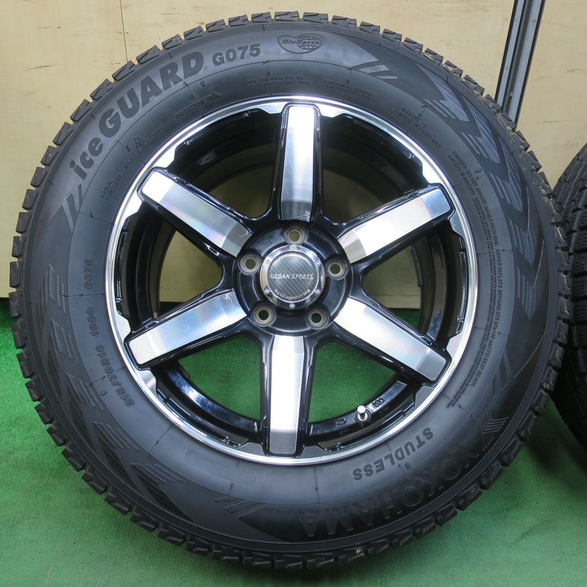 [送料無料] バリ溝！キレイ！9分★スタッドレス 215/70R16 ヨコハマ アイスガード G075 URBAN SPORTS 4×4 Engineering アーバンスポーツ 16インチ PCD114.3/5H★5021110イス