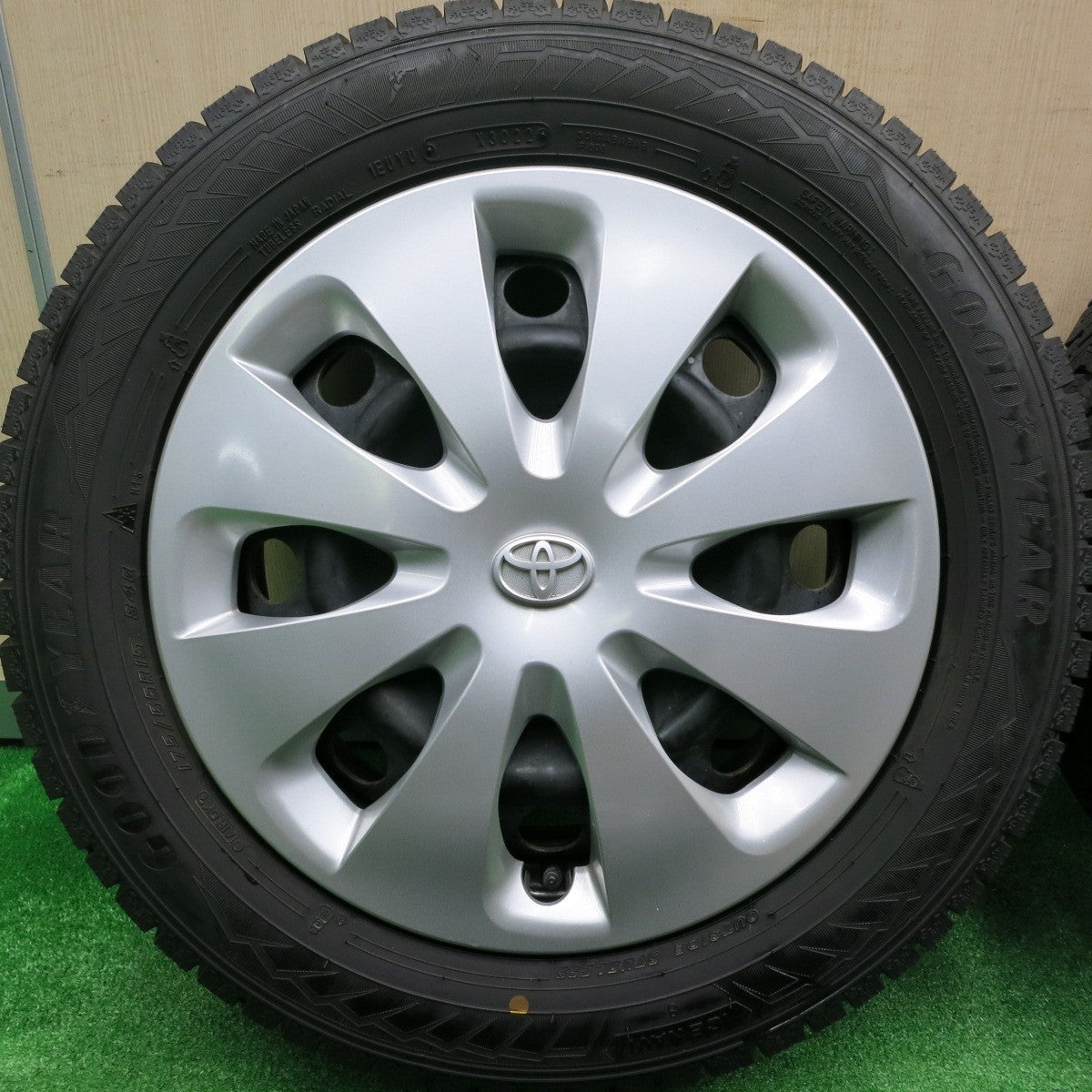 [送料無料] バリ溝！22年！9.5分以上★トヨタ アクア 純正 スチール 175/65R15 スタッドレス グッドイヤー アイスナビ8 15インチ PCD100/4H★4100510HAス