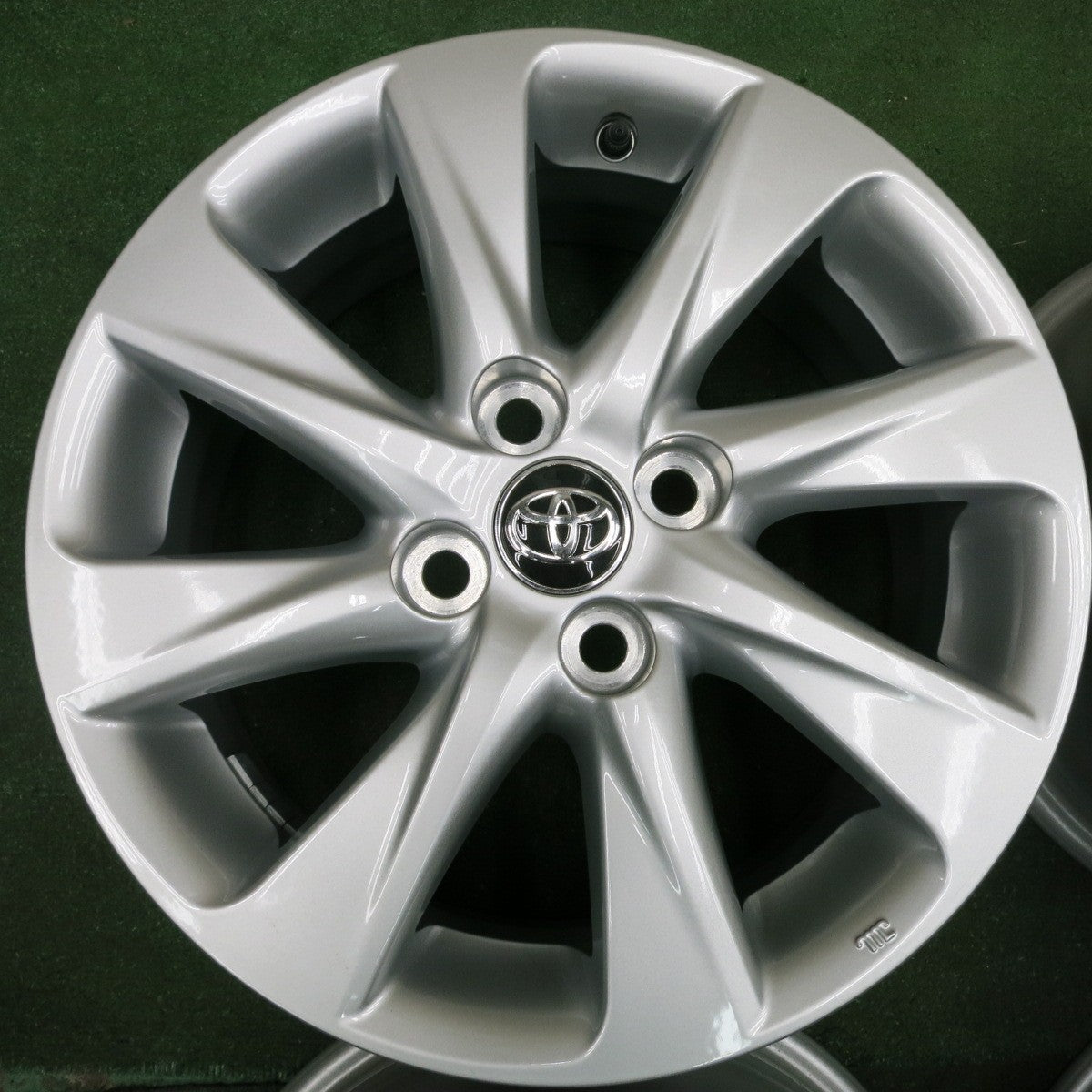 *送料無料* 新車外し★トヨタ アクア Zグレード 純正 ホイール 15インチ 15×6J PCD100/4H★4062906HAホ