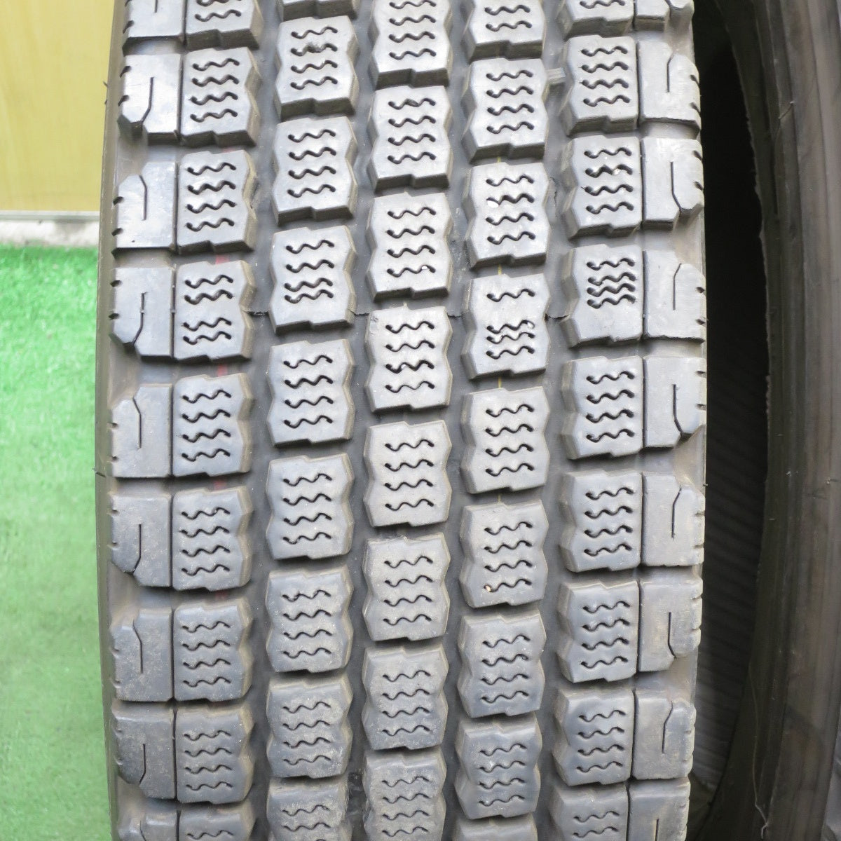 *送料無料* バリ溝！21年！9.5分★トラック タイヤ 225/90R17.5 127/125L スタッドレス ブリヂストン W910  17.5インチ★4052903クスタ