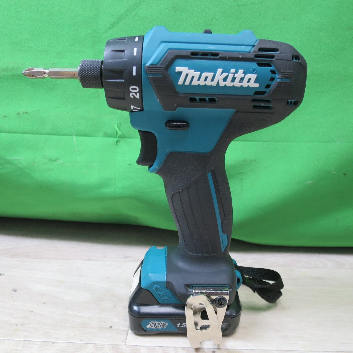 [送料無料] キレイ!バッテリー2個☆マキタ 充電式 ドライバ ドリル 10.8V DF033DSHX 充電器 ケース付き 電動 工具☆