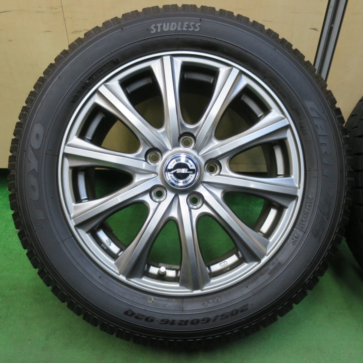 [送料無料] バリ溝！キレイ！9.5分★スタッドレス 205/60R16 トーヨー ガリット G5 AXEL アクセル 16インチ PCD114.3/5H★4113002イス