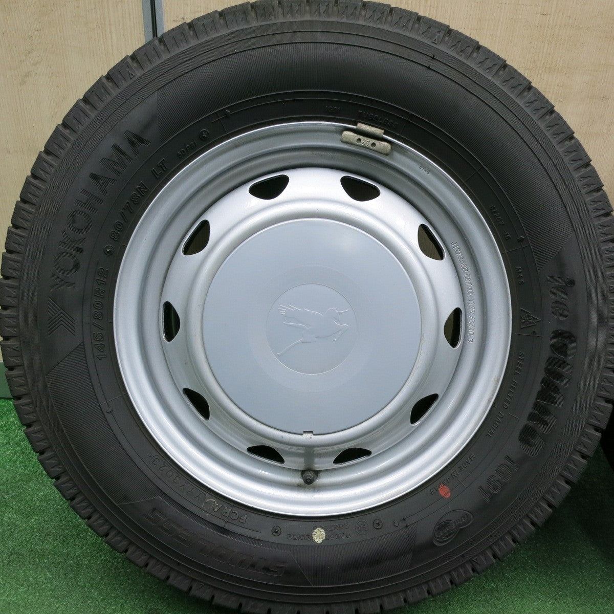 *送料無料* バリ溝！23年！キレイ！9.5分★スタッドレス 145/80R12 ヨコハマ アイスガード iG91 スチール PCD100 110 114.3/4H マルチ★4052401HAス