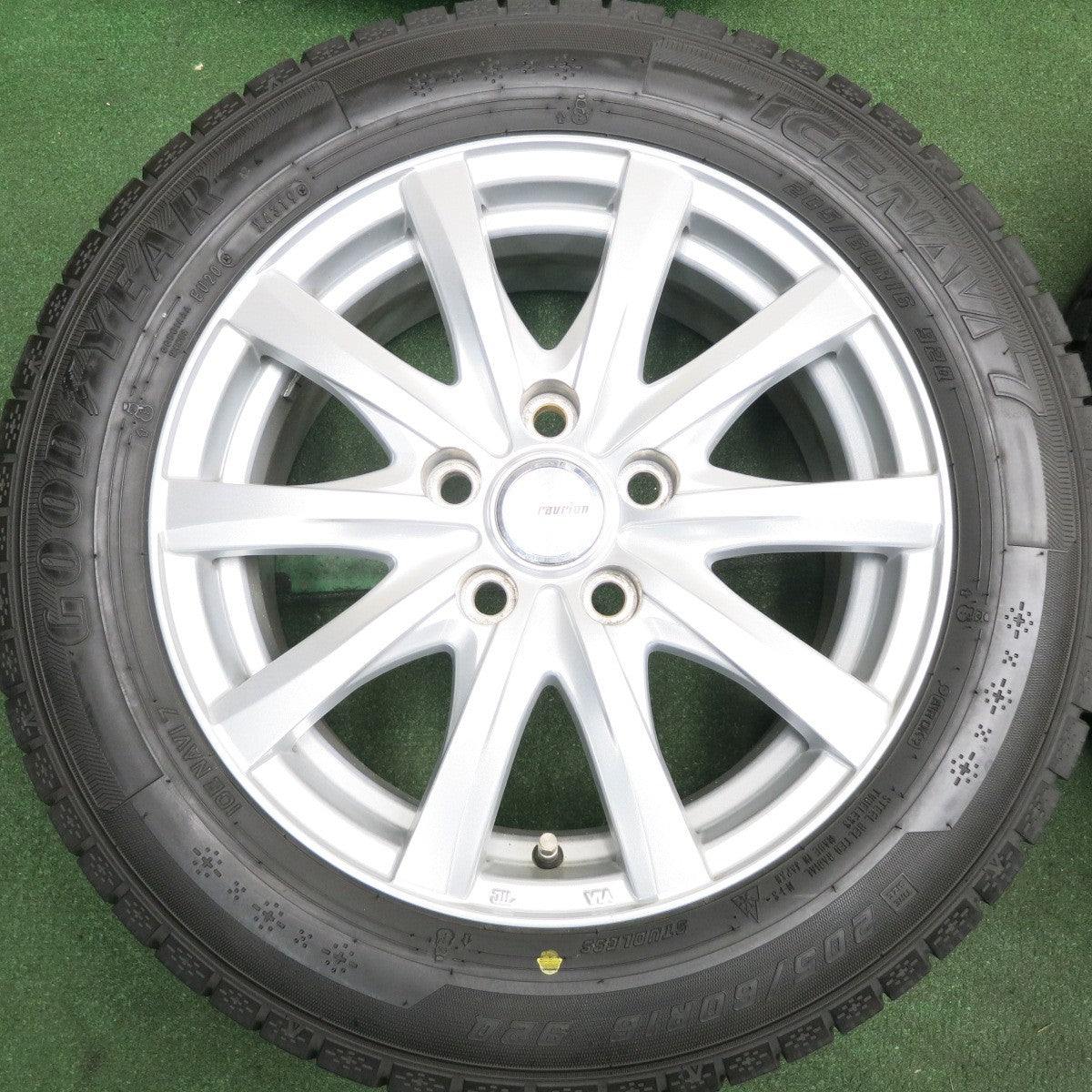 *送料無料* バリ溝！キレイ！9.5分以上★スタッドレス 205/60R16 グッドイヤー アイスナビ7 ravrion RS01 ラブリオン 16インチ PCD114.3/5H★4042010HAス