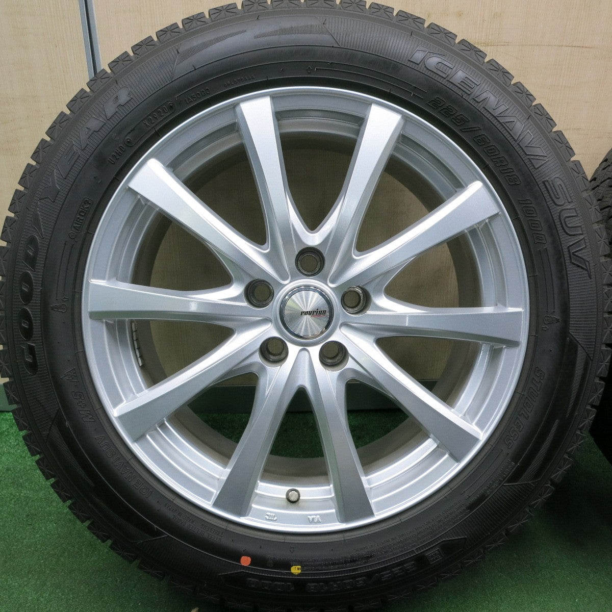 *送料無料* バリ溝！20年！キレイ！9.5分以上★スタッドレス 225/60R18 グッドイヤー アイスナビ SUV ravrion RS01 ラブリオン 18インチ PCD114.3/5H★4051503HAス