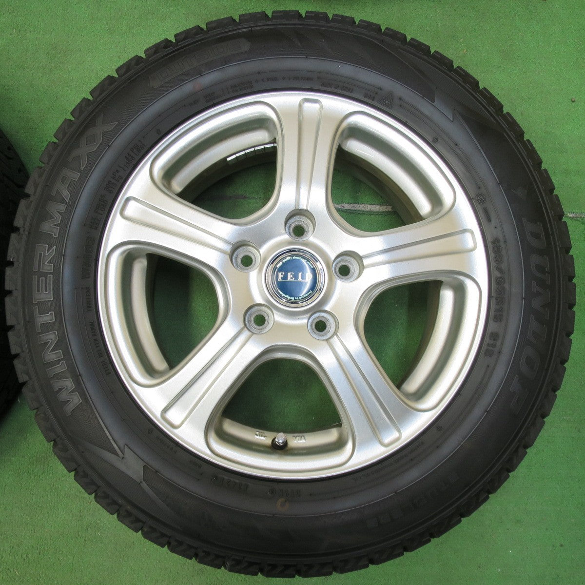 [送料無料] 超バリ溝！21年！9.5分以上★スタッドレス 195/65R15 ダンロップ ウインターマックス WM02 FEID 15インチ PCD114.3/5H★4112102イス