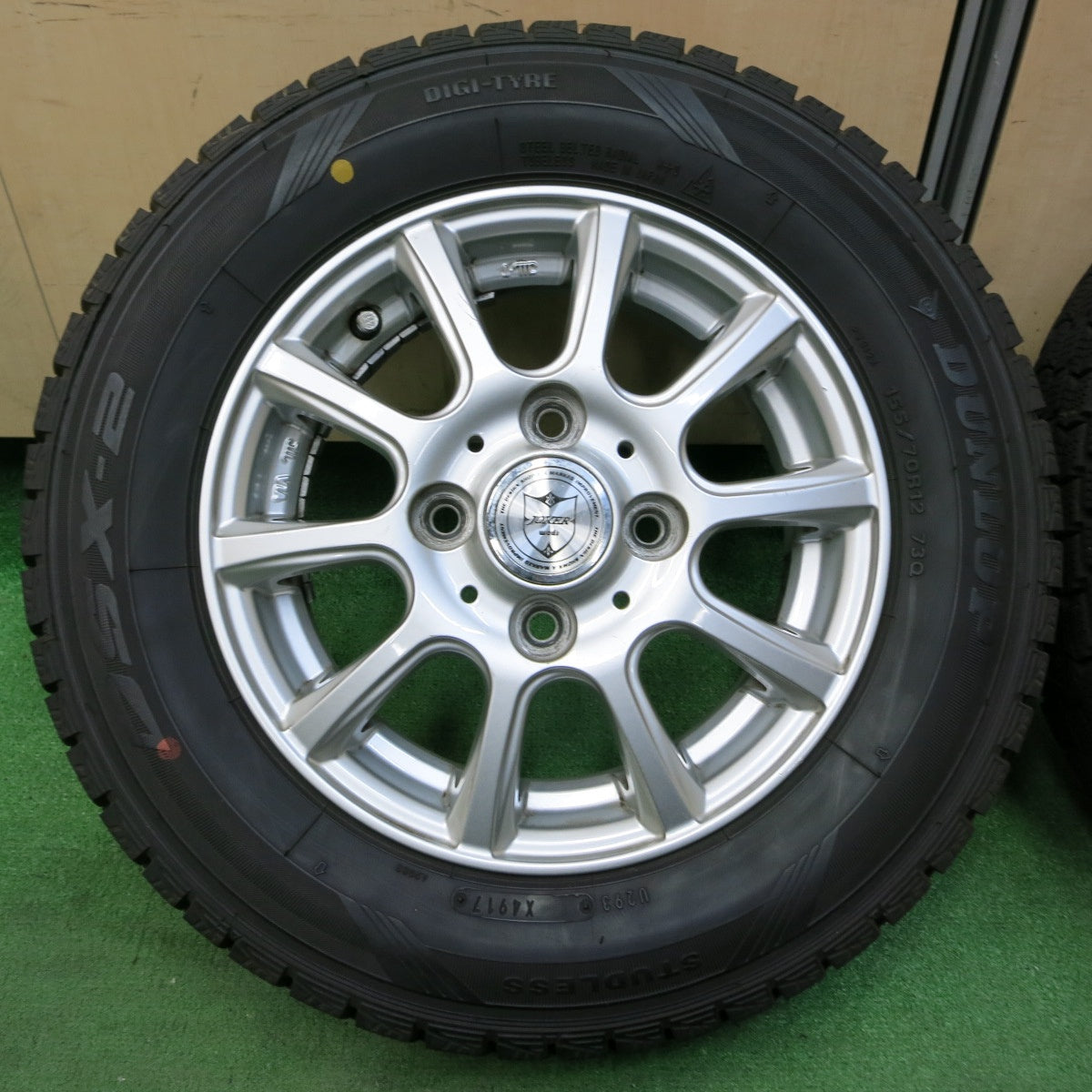 *送料無料* バリ溝！ほぼ10分★スタッドレス 155/70R12 ダンロップ DSX-2 JOKER ジョーカー 12インチ PCD100/4H★4050214イス