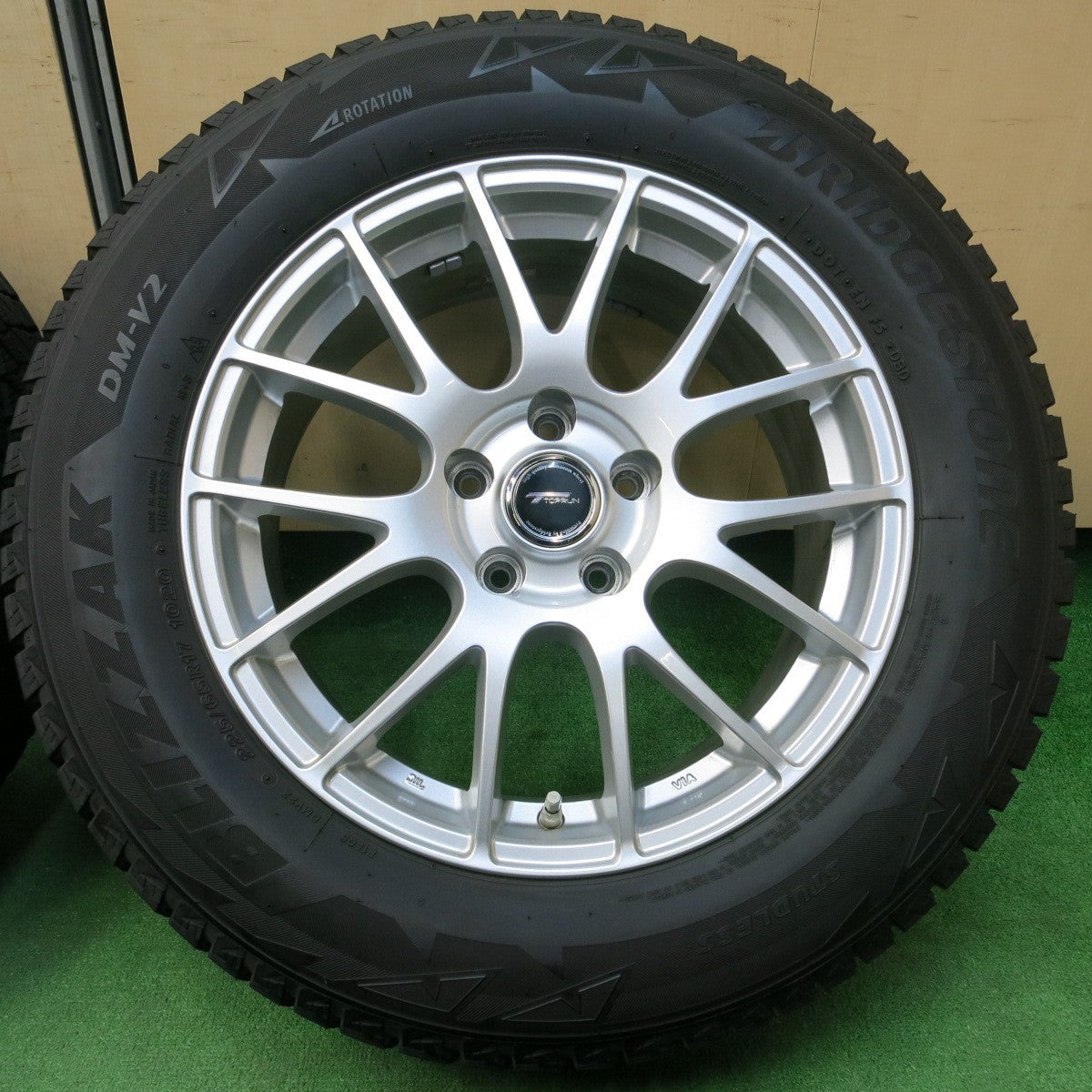 *送料無料* バリ溝！キレイ！8.5分★スタッドレス 225/65R17 ブリヂストン ブリザック DM-V2 TOPRUN トップラン 17インチ PCD114.3/5H★4041605イス