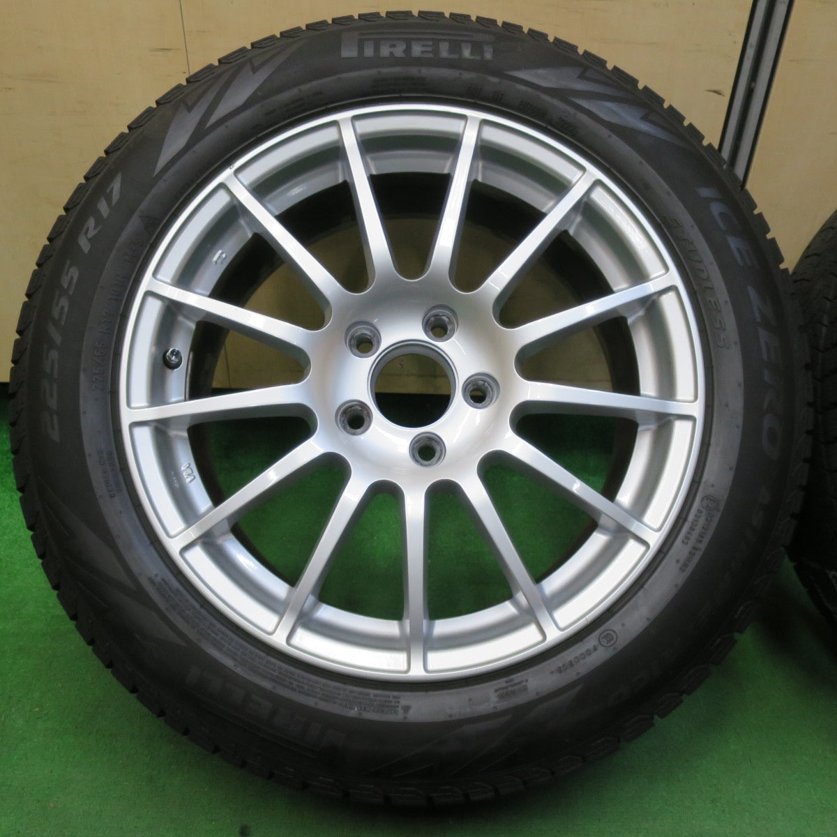 *送料無料* バリ溝！22年！キレイ！9分★ベンツ 等 TAS JAPAN 225/55R17 スタッドレス ピレリ アイスゼロ アシンメトリコ 17インチ PCD112/5H★4071206イス