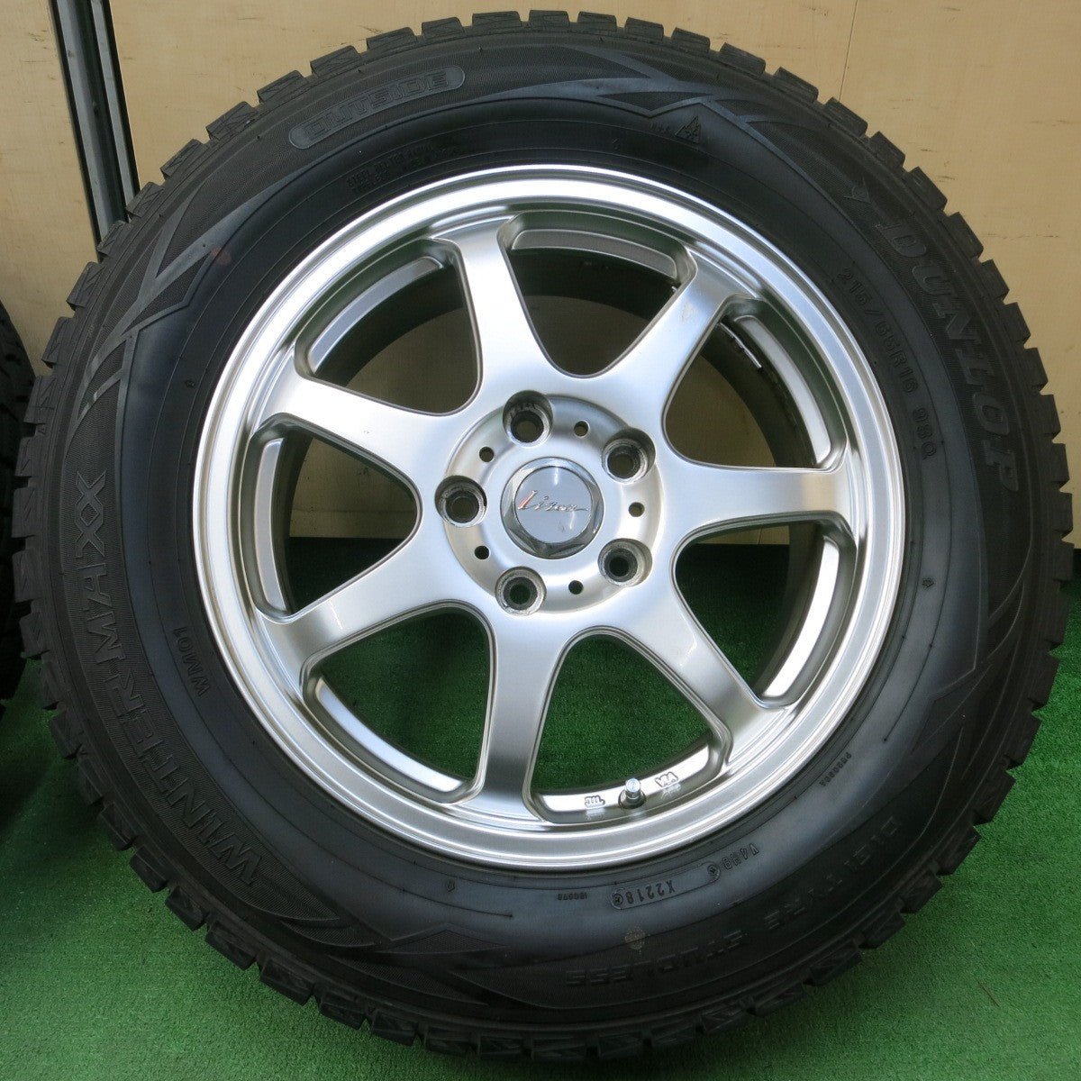 *送料無料* バリ溝！8.5分★スタッドレス 215/65R16 ダンロップ ウインターマックス WM01 Lizea リゼア 16インチ  PCD114.3/5H★4042702イス