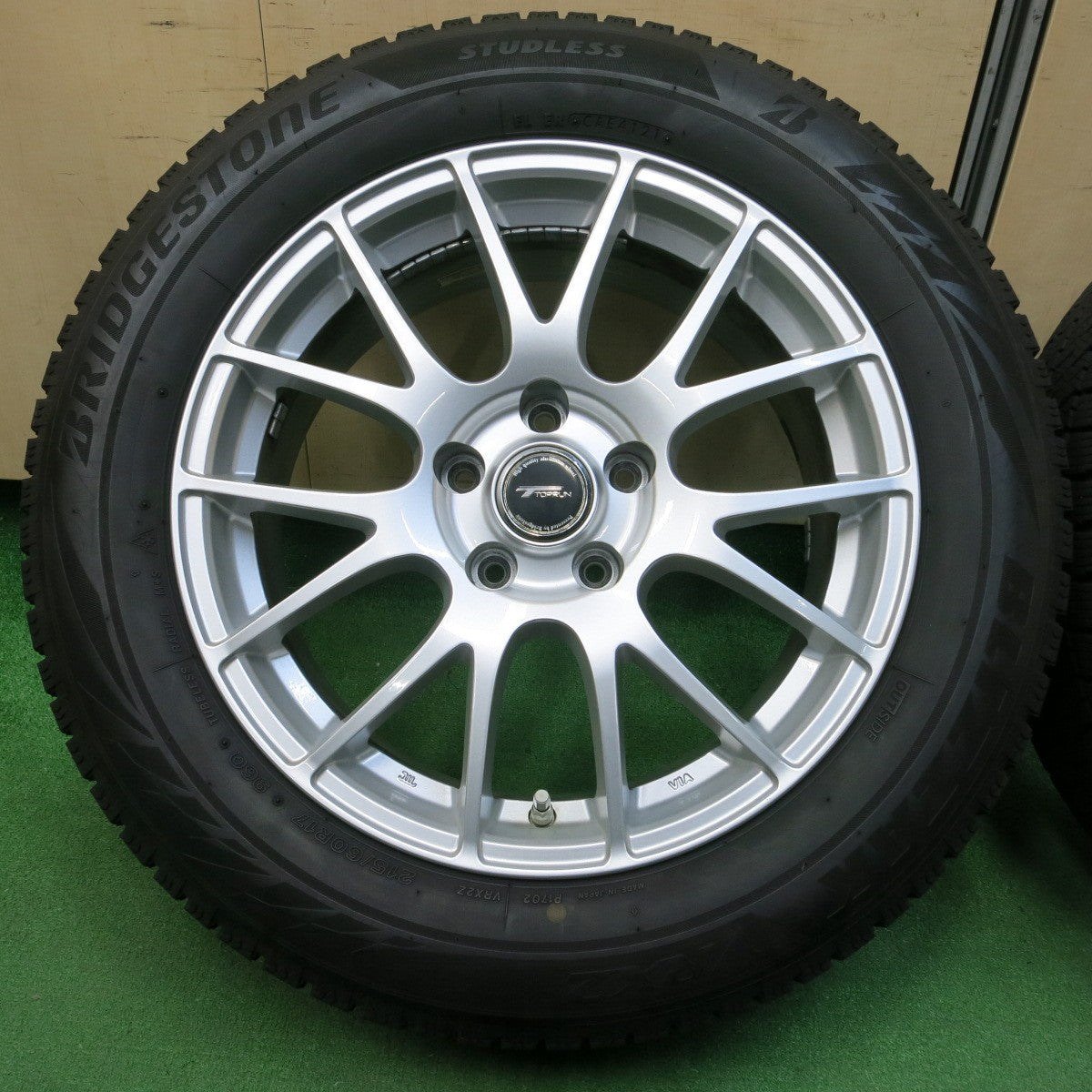 *送料無料* バリ溝！21年！キレイ！8.5分★スタッドレス 215/60R17 ブリヂストン ブリザック VRX2 TOPRUN トップラン 17インチ PCD114.3/5H★4042315イス