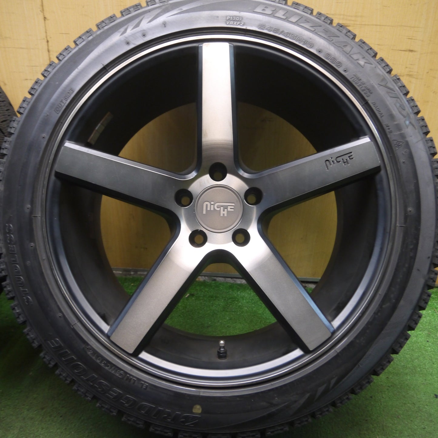 *送料無料* バリ溝！キレイ！9.5分★BMW 等 NICHE 245/45R19 スタッドレス ブリヂストン ブリザック VRX ニッチェ 19インチ PCD112/5H★4031909Hス