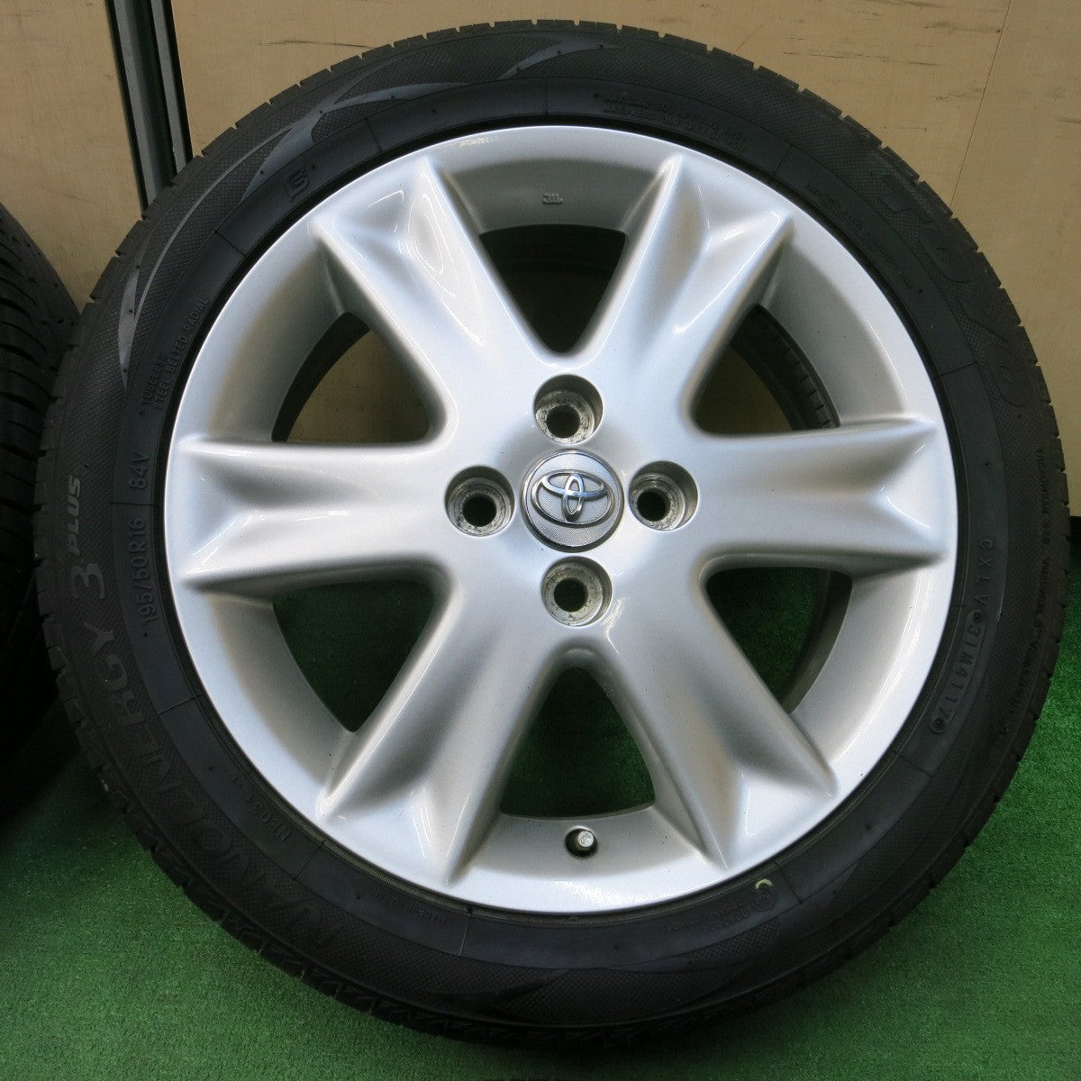 *送料無料* バリ溝！キレイ！9.5分★トヨタ ヴィッツ RS 純正 195/50R16 トーヨー ナノエナジー3 プラス 16インチ PCD100/4H★4041601イノ