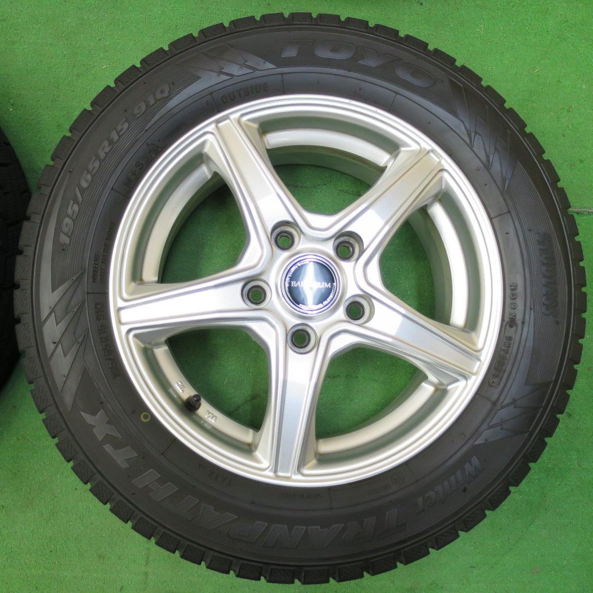 *送料無料* バリ溝！21年！キレイ！9.5分★スタッドレス 195/65R15 トーヨー ウインター トランパス TX BALMINUM バルミナ 15インチ PCD114.3/5H★4070205イス