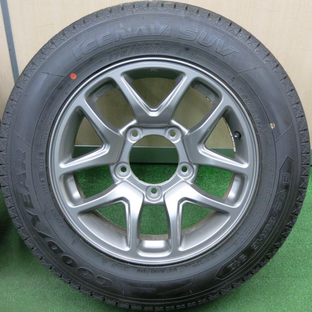 *送料無料* バリ溝！21年！9.5分★スズキ ジムニー 純正 ENKEI 175/80R16 スタッドレス グッドイヤー アイスナビ SUV  エンケイ PCD139.7/5H★4040902TNス