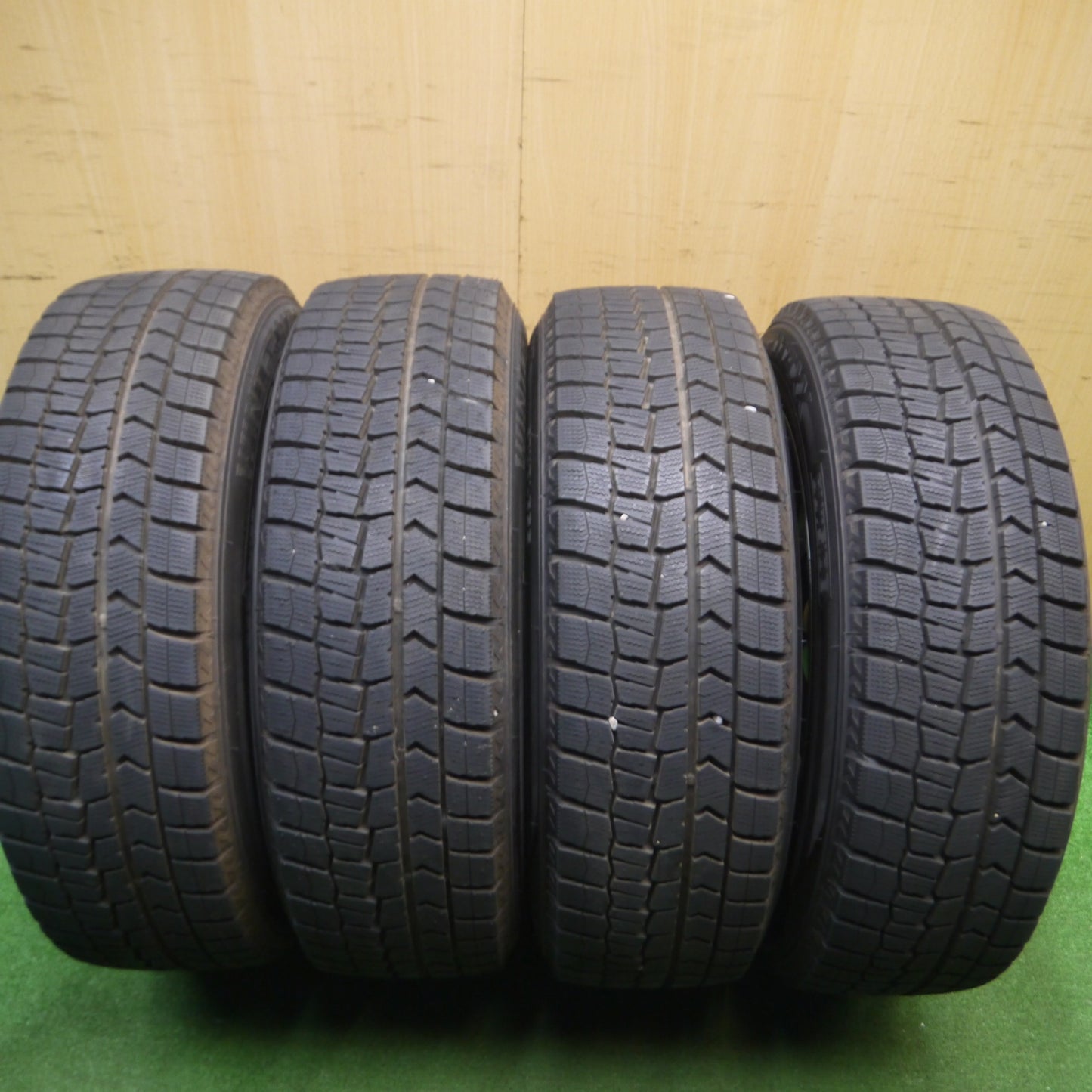 [送料無料] 超バリ溝！21年！ほぼ10分★ロッキー ライズ 等 195/60R17 スタッドレス ダンロップ ウインターマックス WM02 STRANGER ストレンジャー 17インチ PCD100/5H★4122407Hス