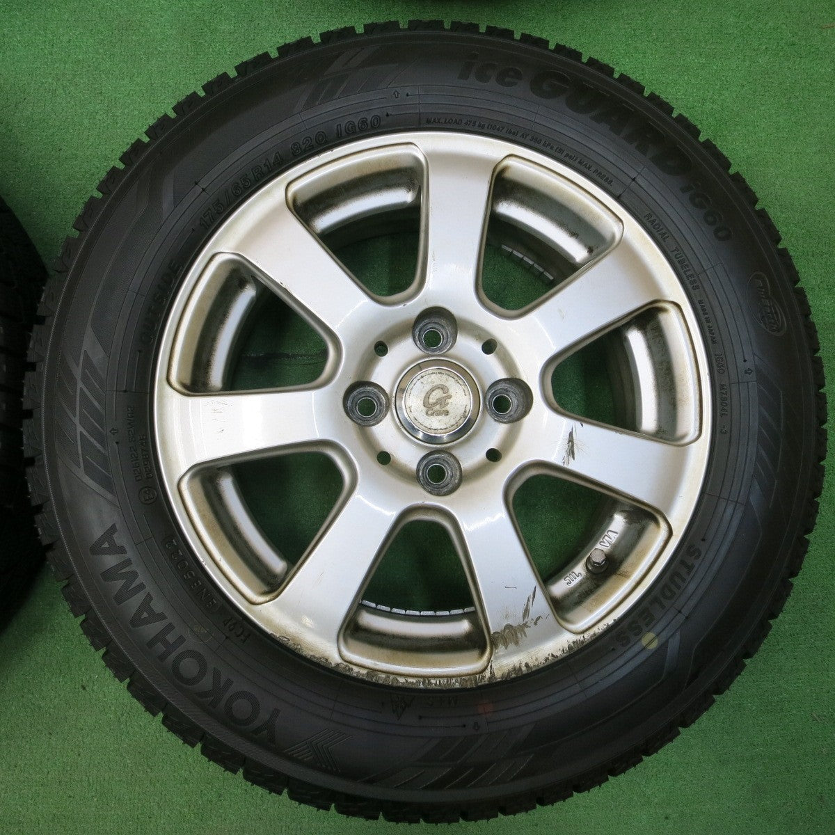 *送料無料* バリ溝！22年！ほぼ10分★スタッドレス 175/65R14 ヨコハマ アイスガード iG60 Grave 14インチ PCD100/4H★4042505イス