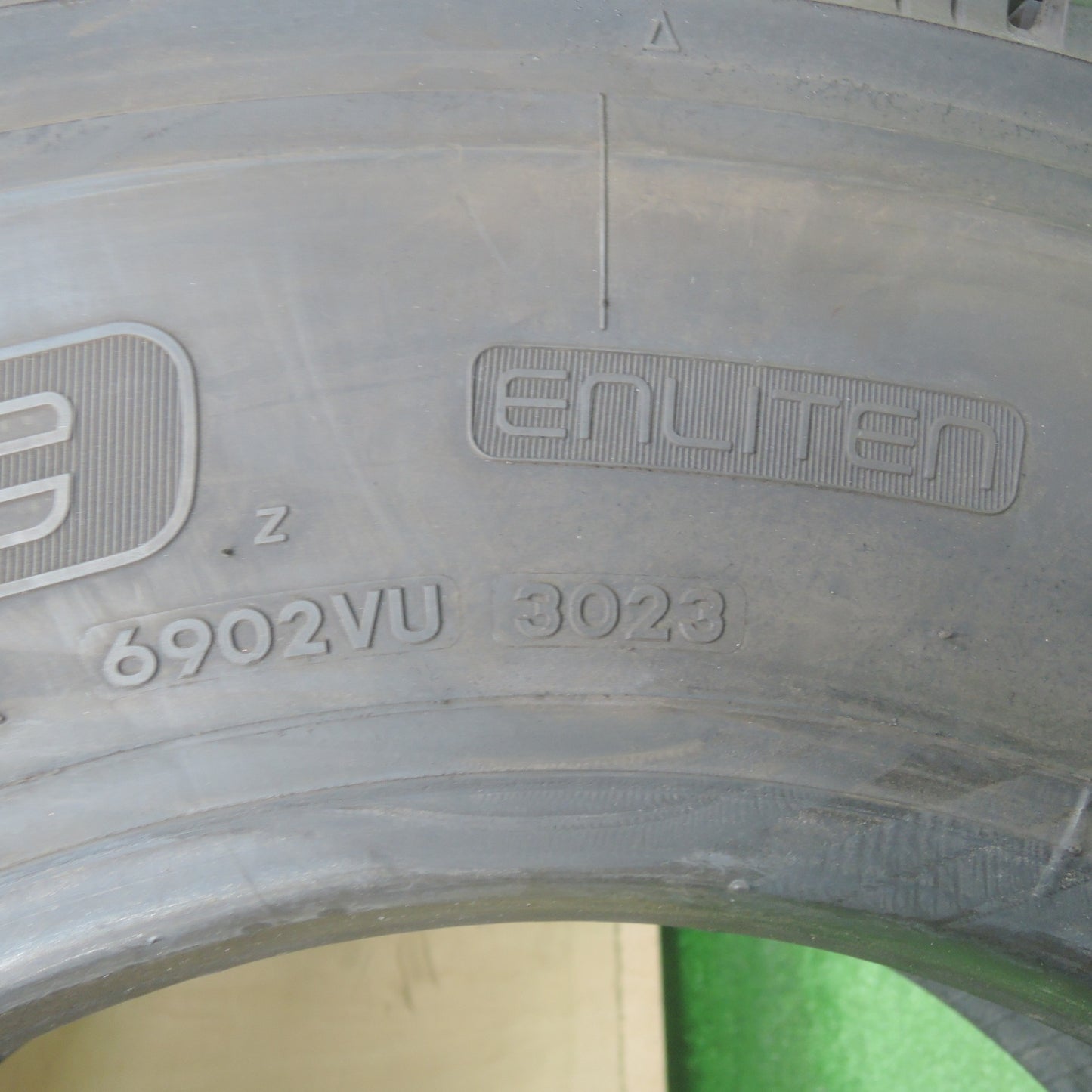 *送料無料* バリ溝！23年！9.5分★トラック タイヤ 225/80R17.5 123/122L スタッドレス ブリヂストン W999 17.5インチ★4042403KMスタ