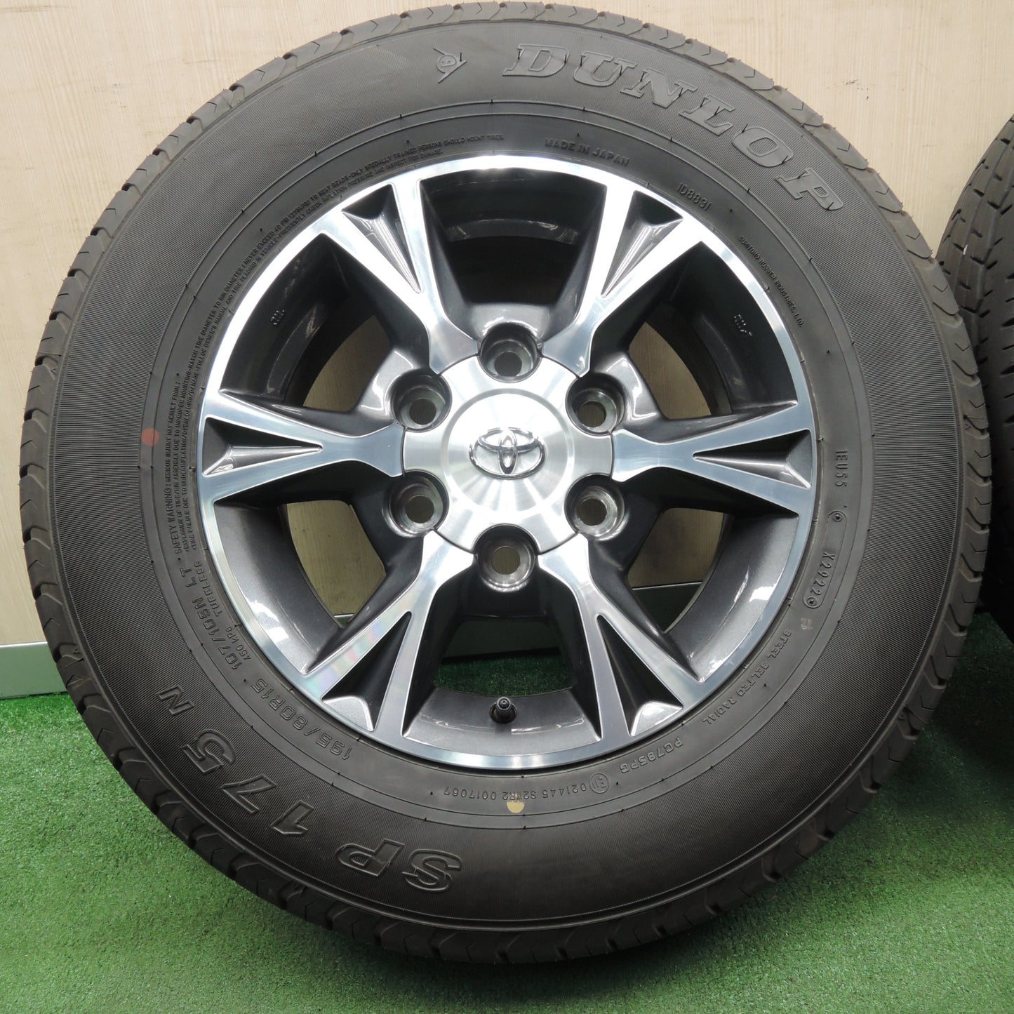 *送料無料* 超バリ溝！22年！キレイ！9.5分以上★トヨタ 200系 ハイエース 純正 OP 195/80R15 107/105N ダンロップ SP175N PCD139.7/6H★4030703NJノ