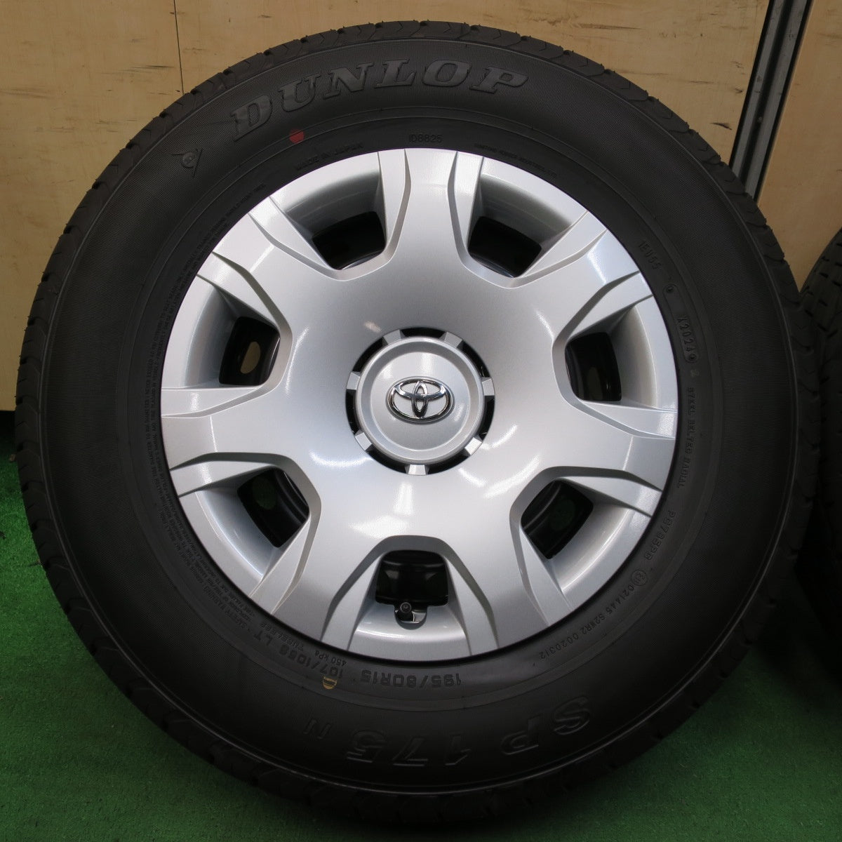 *送料無料* 新車外し！24年★トヨタ 200系 ハイエース 純正 スチール 195/80R15 107/105S ダンロップ SP175N 15インチ PCD139.7/6H★4072004イノ