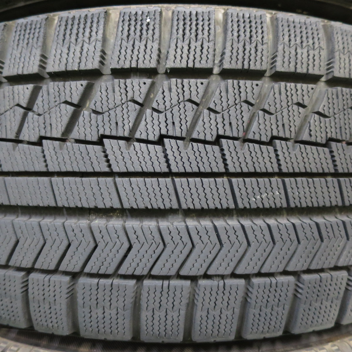 *送料無料* バリ溝！キレイ！9.5分★BMW 等 AGA Welt ヴェルト 225/50R17 スタッドレス ブリヂストン ブリザック VRX 17インチ PCD120/5H★4080502イス