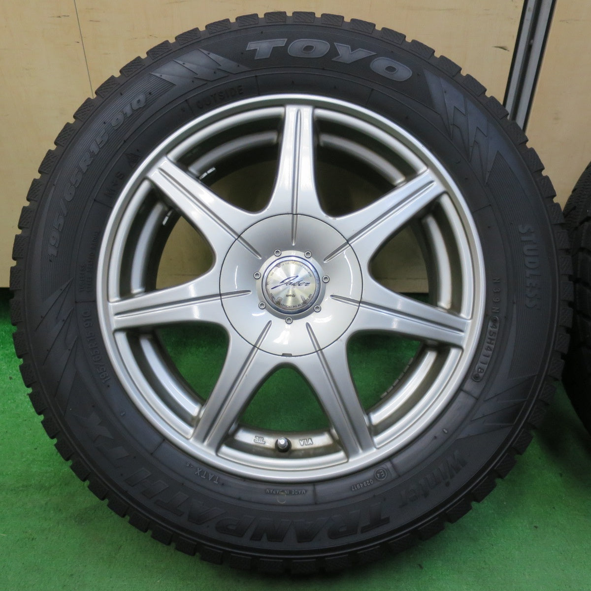 *送料無料* バリ溝！8.5分★スタッドレス 195/65R15 トーヨー ウインター トランパス TX JOKER ジョーカー PCD100 114.3/5H マルチ★4090502イス