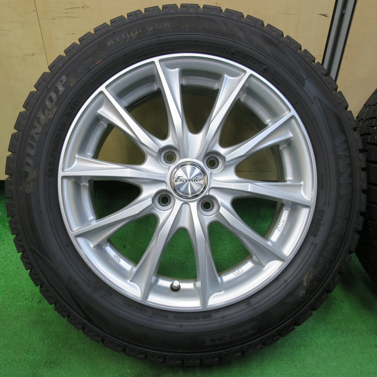 *送料無料* バリ溝！21年！キレイ！9.5分以上★スタッドレス 185/60R15 ダンロップ ウインターマックス WM02 Exceeder エクシーダー PCD100/4H★4070305イス