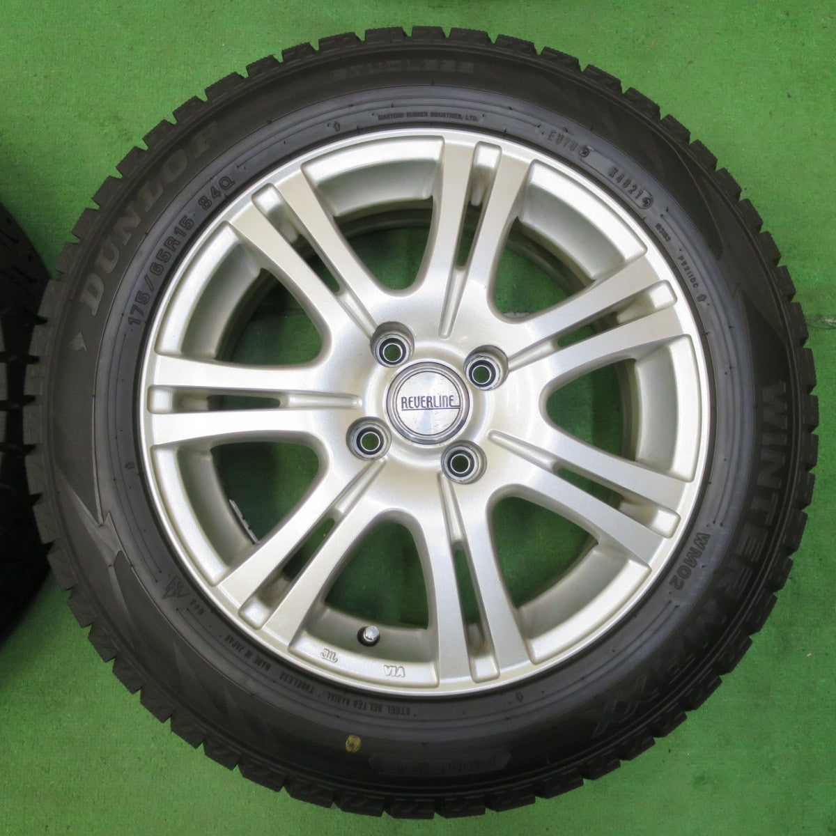 *送料無料* 超バリ溝！21年！キレイ！9.5分以上★スタッドレス 175/65R15 ダンロップ ウインターマックス WM02 REVERLINE リバーライン PCD100/4H★4082903イス