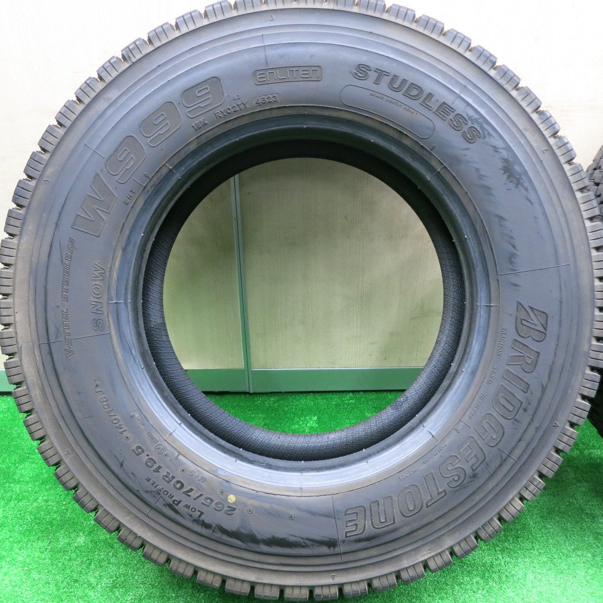 *送料無料* バリ溝！23年！9分★トラック タイヤ 265/70R19.5 140/138J スタッドレス ブリヂストン W999 19.5インチ★4080608HAスタ