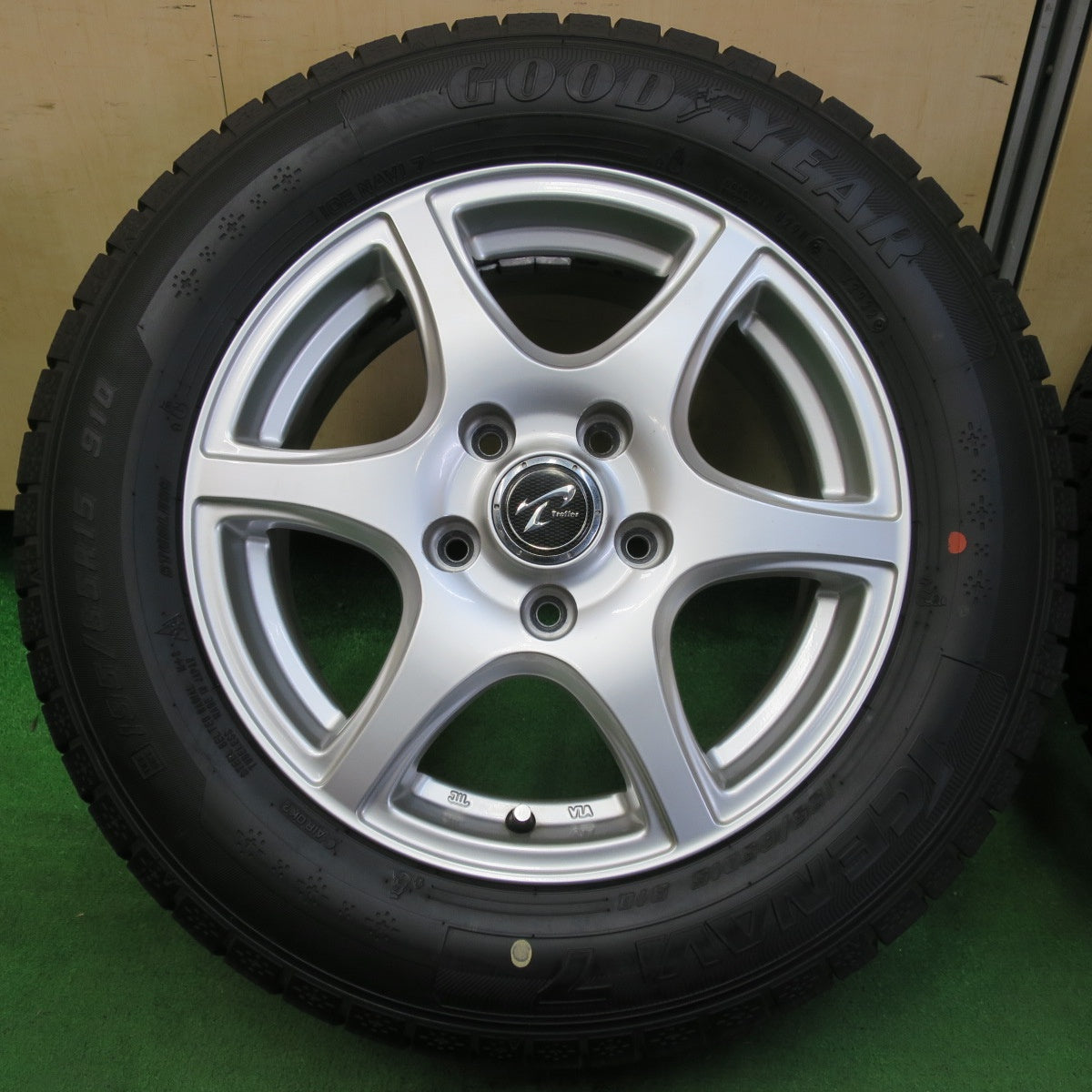 [送料無料] バリ溝！22年！キレイ！9.5分以上★スタッドレス 195/65R15 グッドイヤー アイスナビ7 Treffer トレファー 15インチ PCD114.3/5H★4100708イス