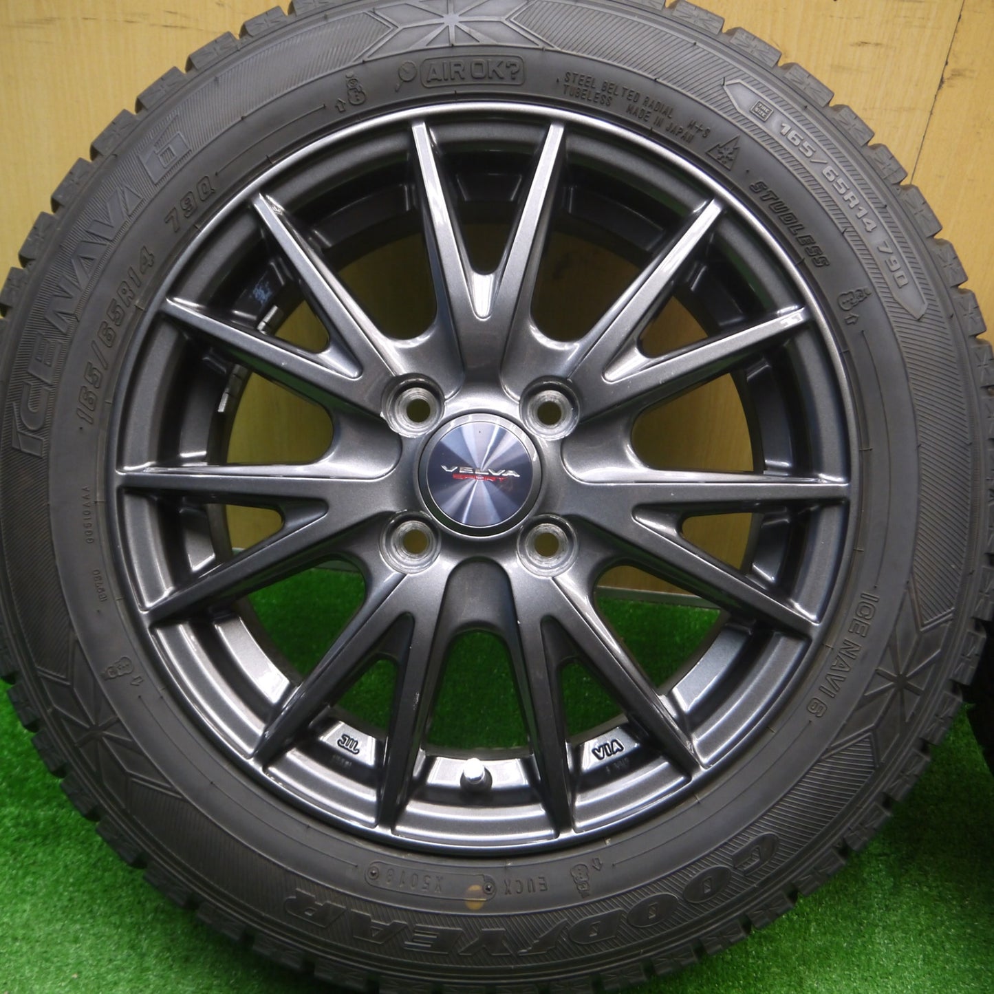 [送料無料] バリ溝！9.5分以上★スタッドレス 165/65R14 グッドイヤー アイスナビ6 VELVA SPORT ヴェルヴァ 14インチ PCD100/4H★4101801Hス