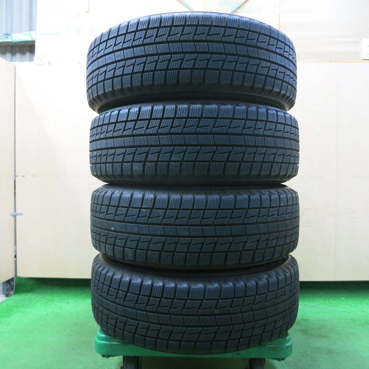 *送料無料* バリ溝！9.5分以上★RC ADVAN Rally&DirtTrial 215/60R17 スタッドレス ブリヂストン ブリザック REVO1 PCD114.3/5H★4042606イス