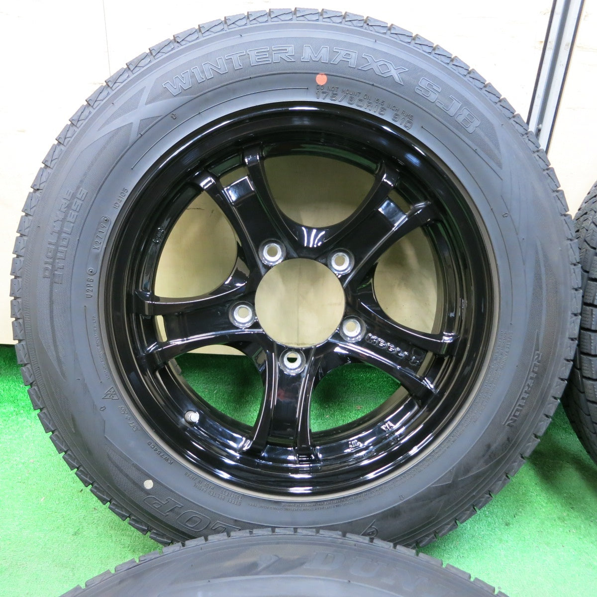 *送料無料* バリ溝！キレイ！8.5分★ジムニー等 KEELER 175/80R16 スタッドレス ダンロップ ウインターマックス SJ8 weds キーラー 16インチ PCD139.7/6H★4082002SYス