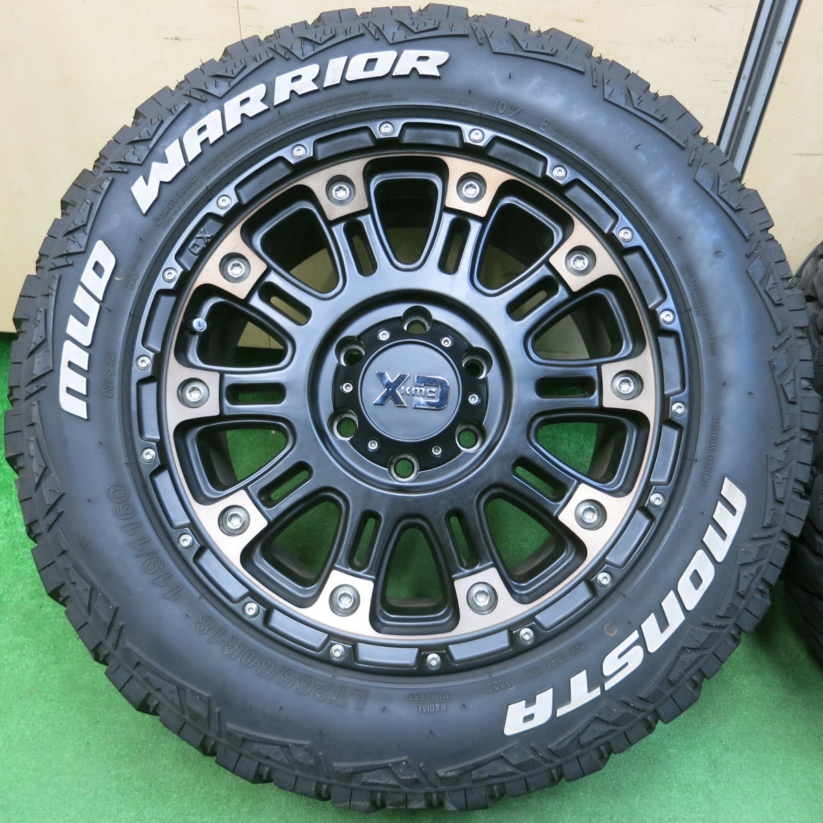 *送料無料* バリ溝！20年！キレイ！9.5分★XD KMC 265/60R18 119/116Q モンスタ MUD WARRIOR ホワイトレター PCD139.7/6H★4031706IMノ