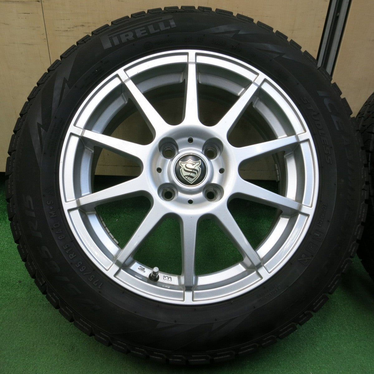 *送料無料* バリ溝！キレイ！8.5分★スタッドレス 175/65R15 ピレリ アイスアシンメトリコ プラス 社外 アルミ 15インチ PCD100/4H★4042801イス