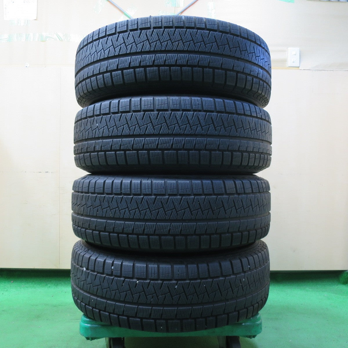 *送料無料* バリ溝！キレイ！8.5分★スタッドレス 225/65R17 ピレリ アイスアシンメトリコ プラス LAUFBAHN 17インチ PCD114.3/5H★4070502イス