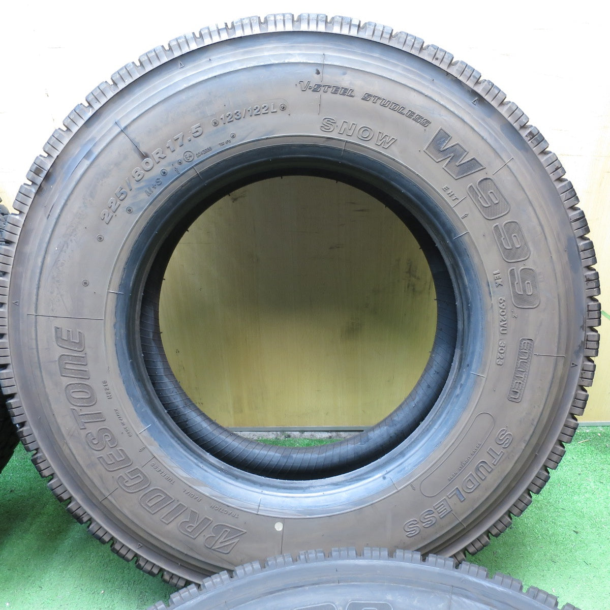 *送料無料* バリ溝！23年！9.5分★トラック タイヤ 225/80R17.5 123/122L スタッドレス ブリヂストン W999 17.5インチ★4052908クスタ