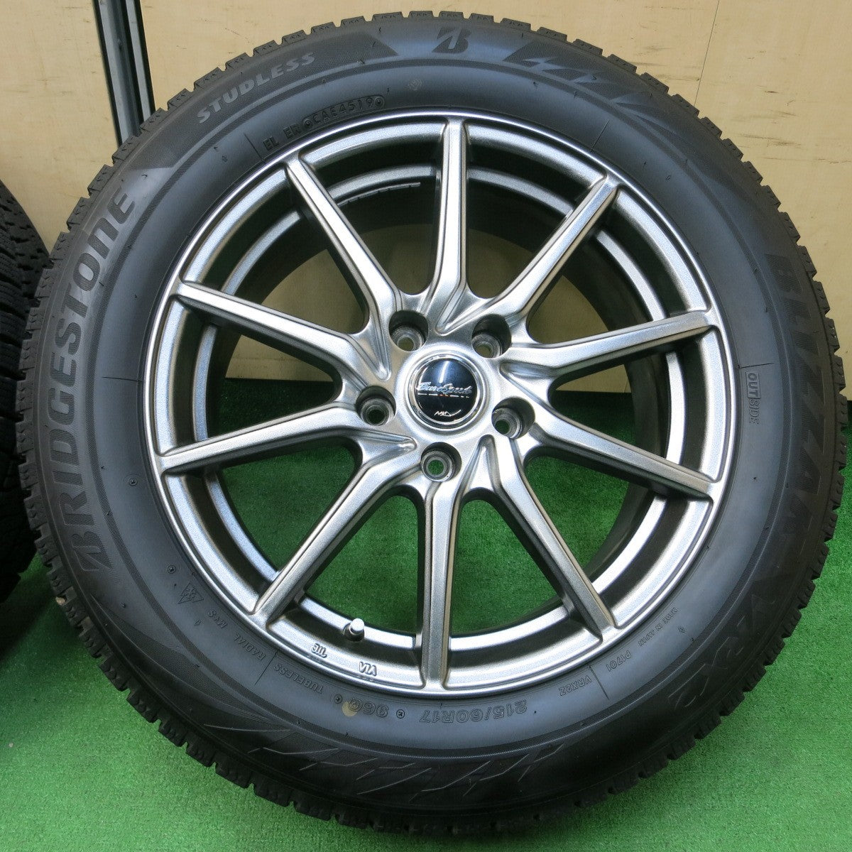 *送料無料* バリ溝！キレイ！9.5分★スタッドレス 215/60R17 ブリヂストン ブリザック VRX2 EuroSpeed MiD 17インチ PCD114.3/5H★4040201イス