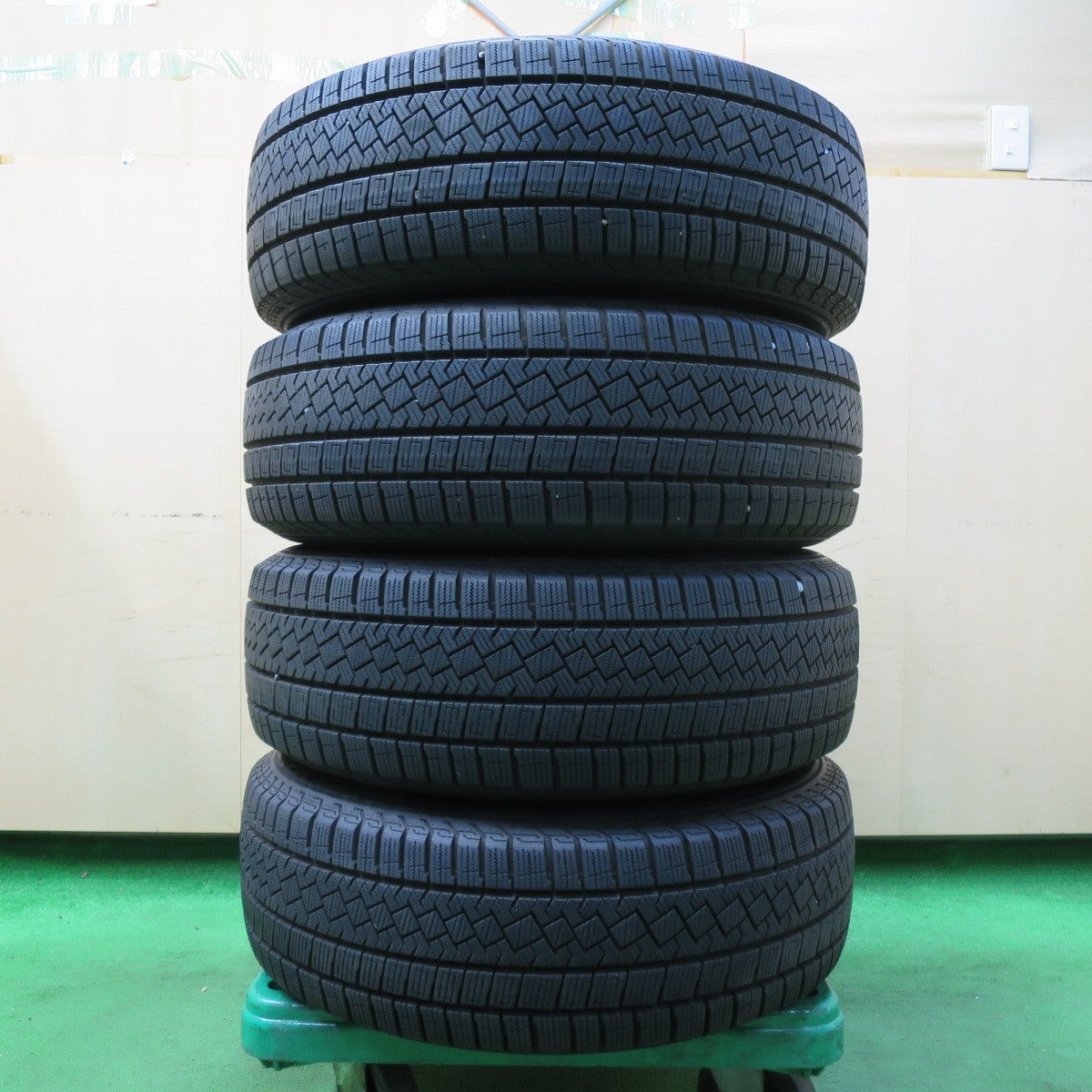 *送料無料* バリ溝！22年！キレイ！9.5分以上★ワーゲン 等 AGA TAS 215/60R16 スタッドレス ピレリ アイスゼロ アシンメトリコ PCD112/5H★4062205イス