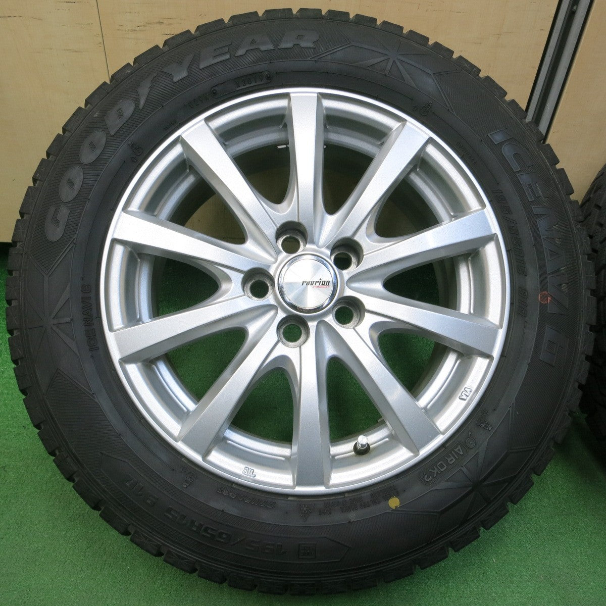 *送料無料* バリ溝！キレイ！8.5分★プリウス等 195/65R15 スタッドレス グッドイヤー アイスナビ6 ravrion RS01 ラブリオン 15インチ PCD100/5H★4042709イス