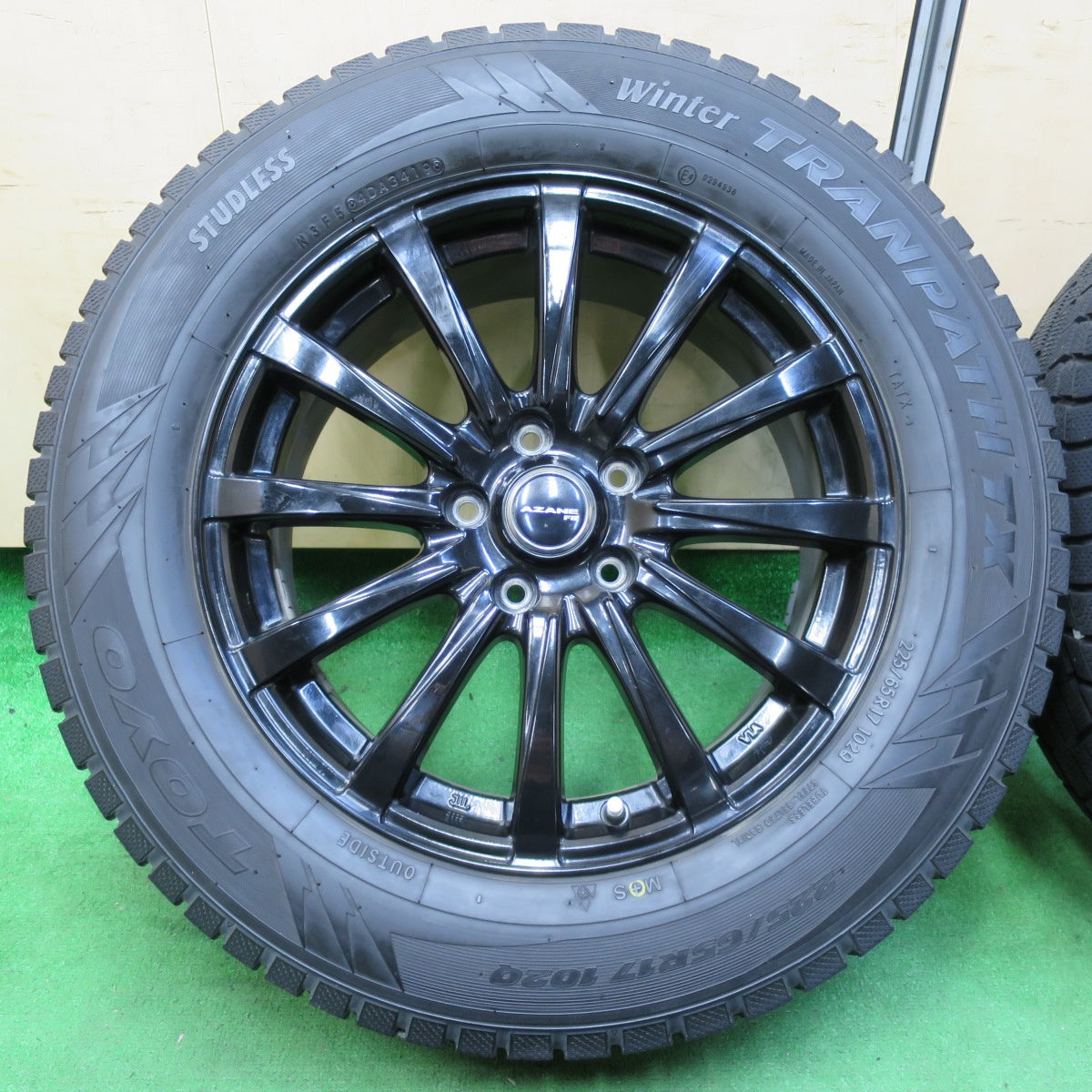 *送料無料* バリ溝！キレイ！9分★スタッドレス 225/65R17 トーヨー ウインタートランパス TX AZANE FB 17インチ PCD114.3/5H★4062703イス