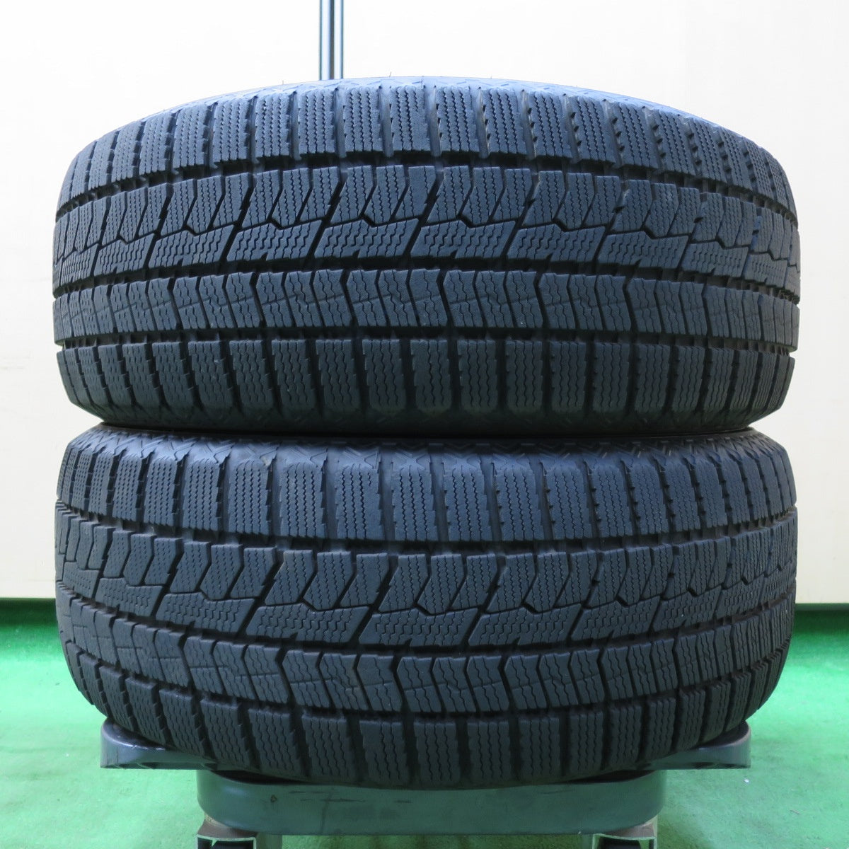 *送料無料* バリ溝！22年！キレイ！9.5分★インプレッサ等 205/55R16 スタッドレス トーヨー オブザーブ GIZ2 VELVA SPORTZ ヴェルヴァ PCD100/5H★4062203イス