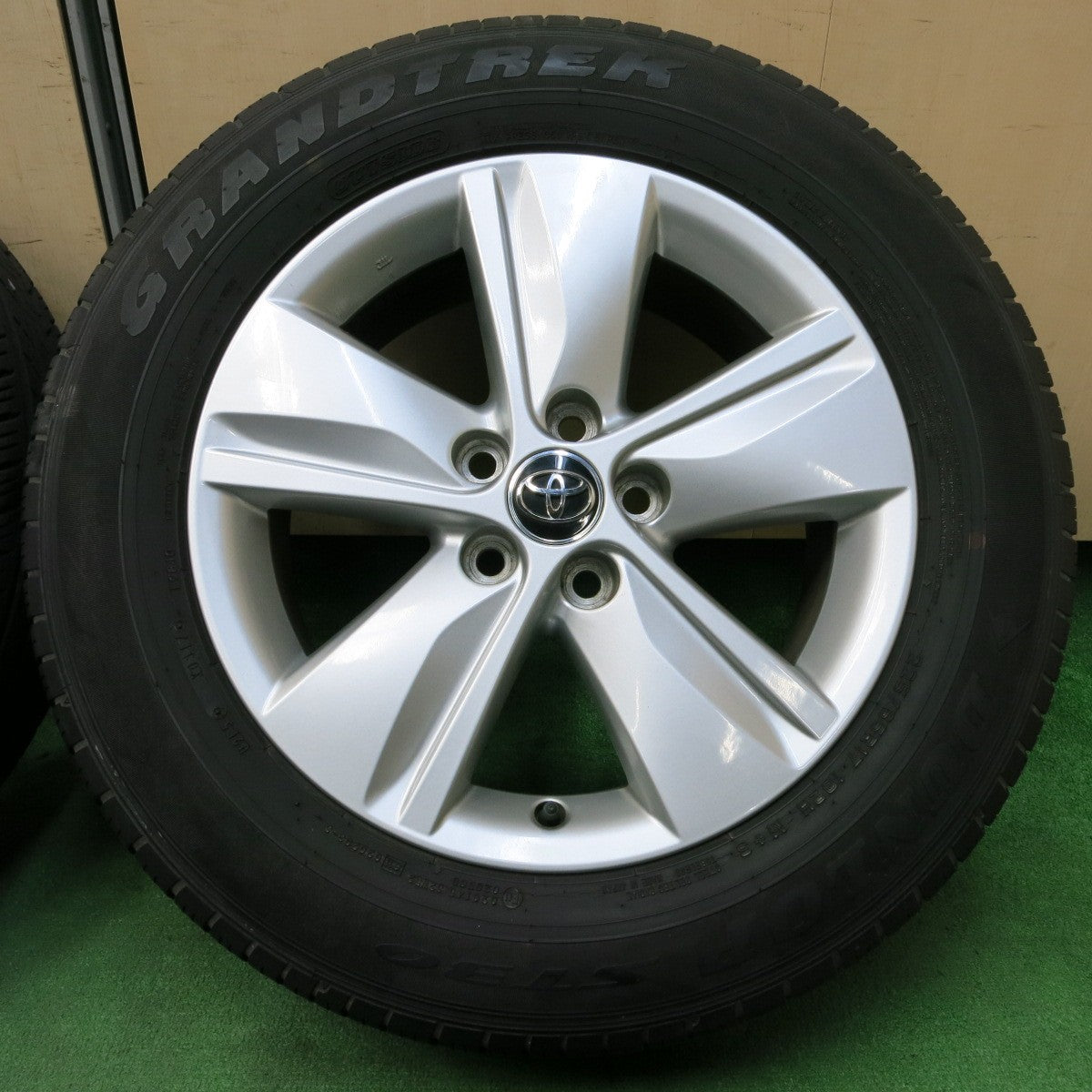 *送料無料* バリ溝！キレイ！9分★トヨタ 60系 ハリアー 純正 225/65R17 ダンロップ ST30 グラントレック 17インチ PCD114.3/5H★4051702イノ