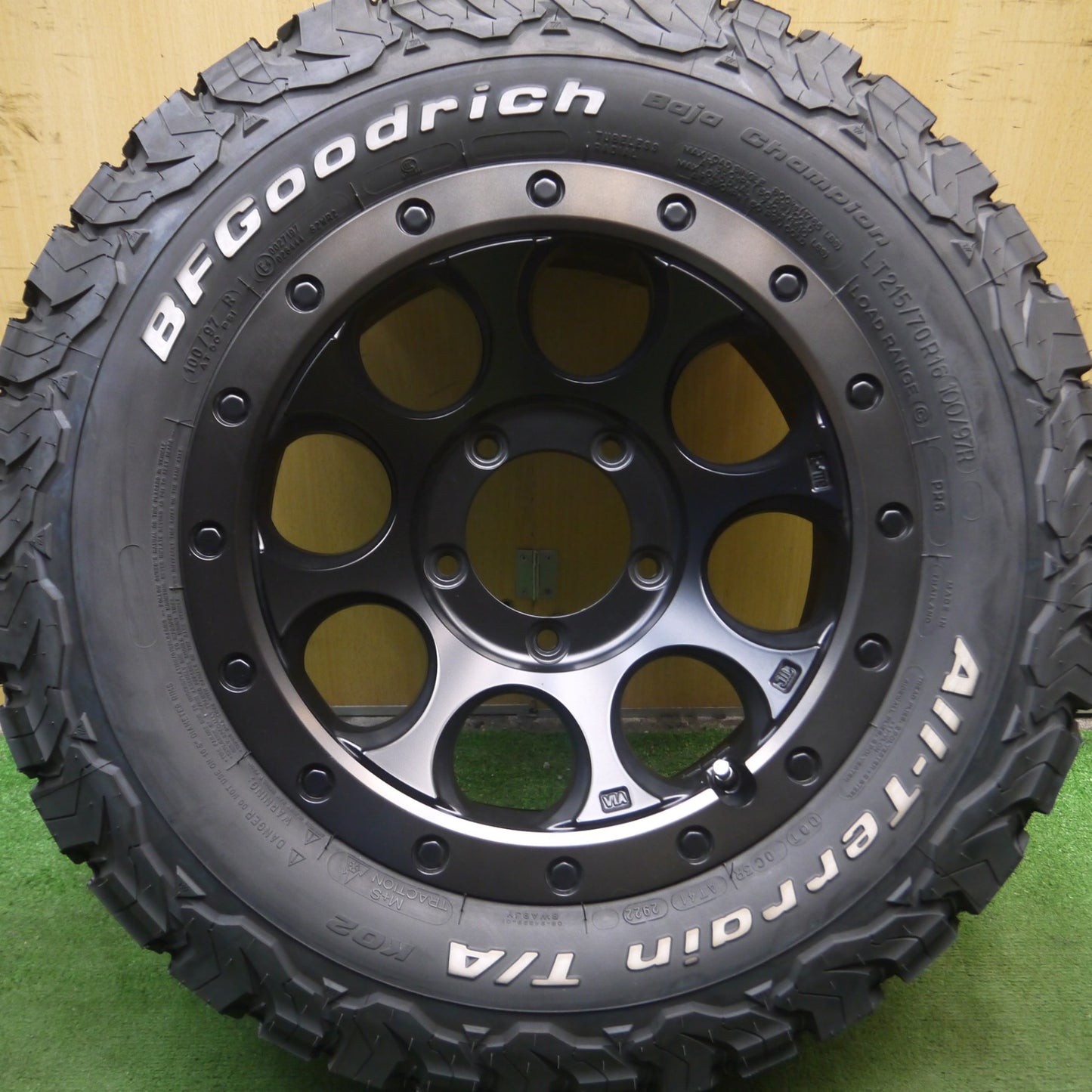 *送料無料* 未使用！22年★215/70R16 BFグッドリッチ All-Terrain T/A KO2 ホワイトレター XTREME-J XJ03 エクストリームJ PCD139.7/5H★4043012Hノ