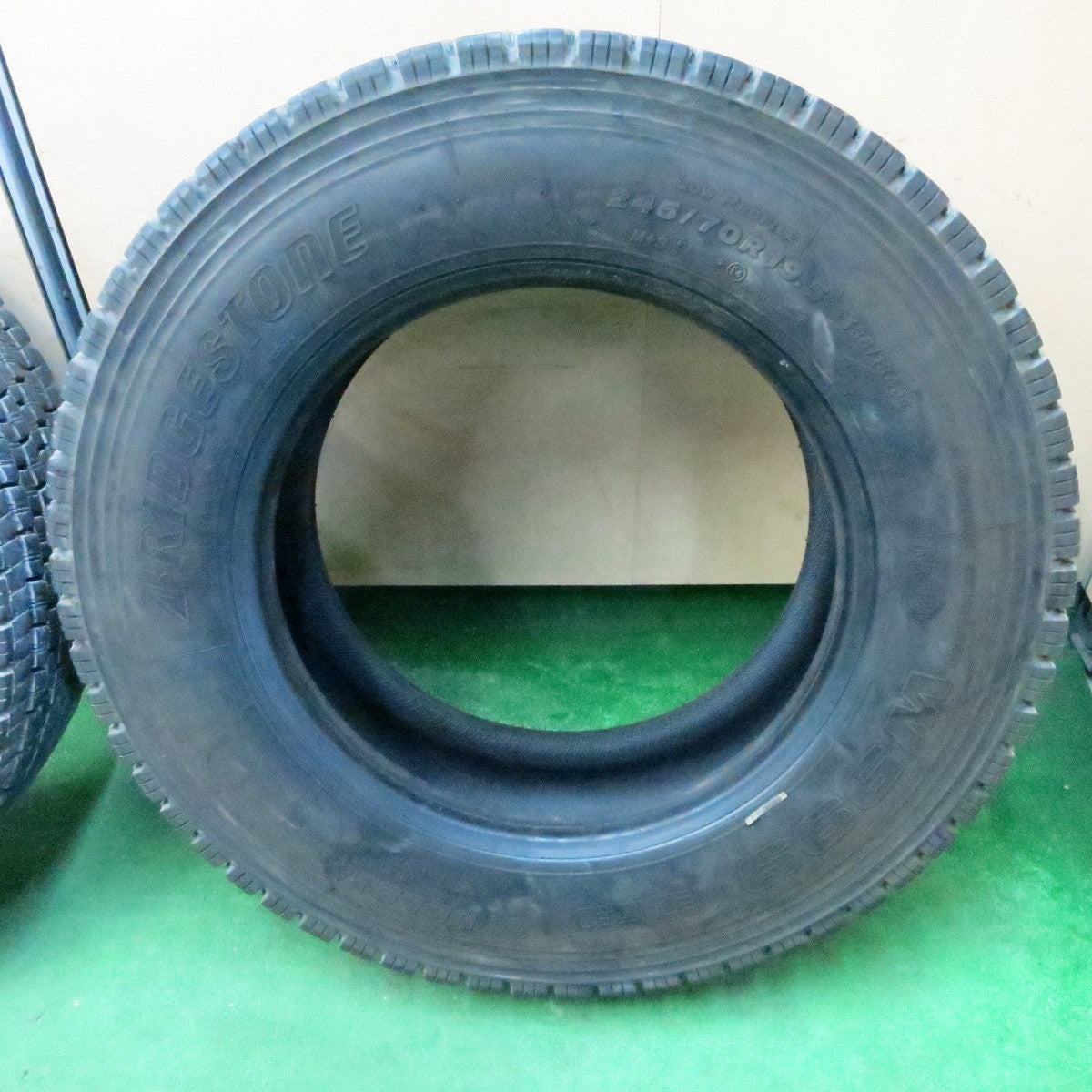 *送料無料* バリ溝！23年！9.5分★トラック タイヤ 245/70R19.5 136/134J スタッドレス ブリヂストン W999 19.5インチ★4050408ナス