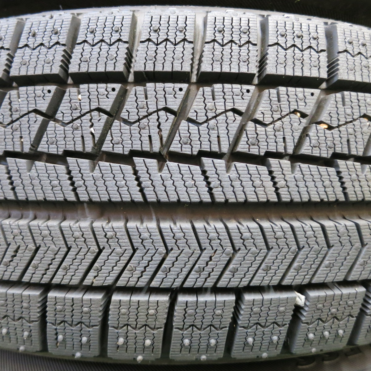 *送料無料* バリ溝！20年！キレイ！ほぼ10分★スタッドレス 165/70R14 ブリヂストン ブリザック VRX SCHNEIDER ATECH シュナイダー PCD100/4H★4041908イス