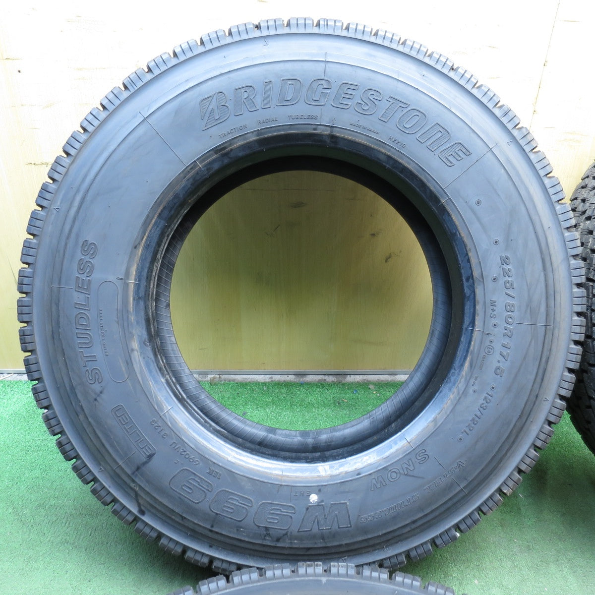 *送料無料* ほぼ未使用！23年★トラック タイヤ 225/80R17.5 123/122L スタッドレス ブリヂストン W999 17.5インチ★4032002クスタ